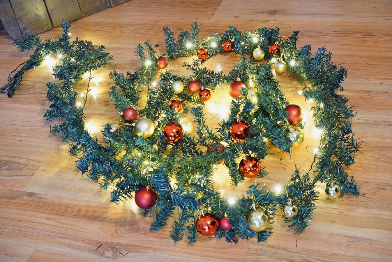 Tannengirlande grün, + Christbaumkugeln Spetebo Künstliche 5 LED-Girlande Weihnachts-Girlande LED Länge - m