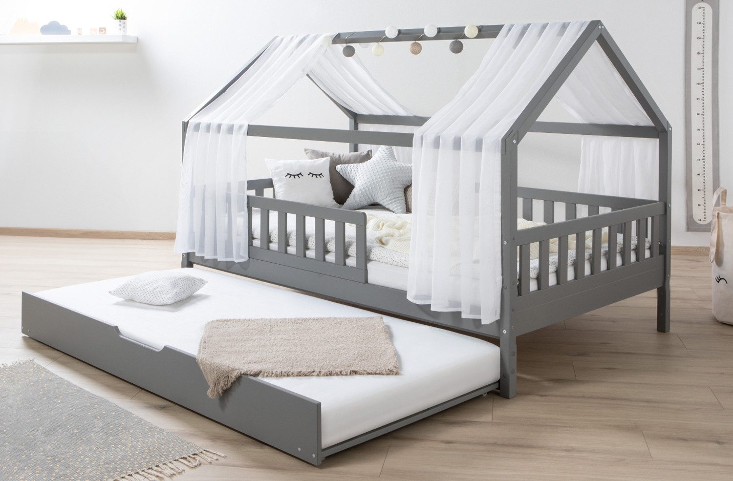 Ticaa Hausbett Kim mit Rausfallschutz und Zusatzbett aus Kiefer, Kinderbett 90x200, inkl. Tüll-Set, mit Rollrost