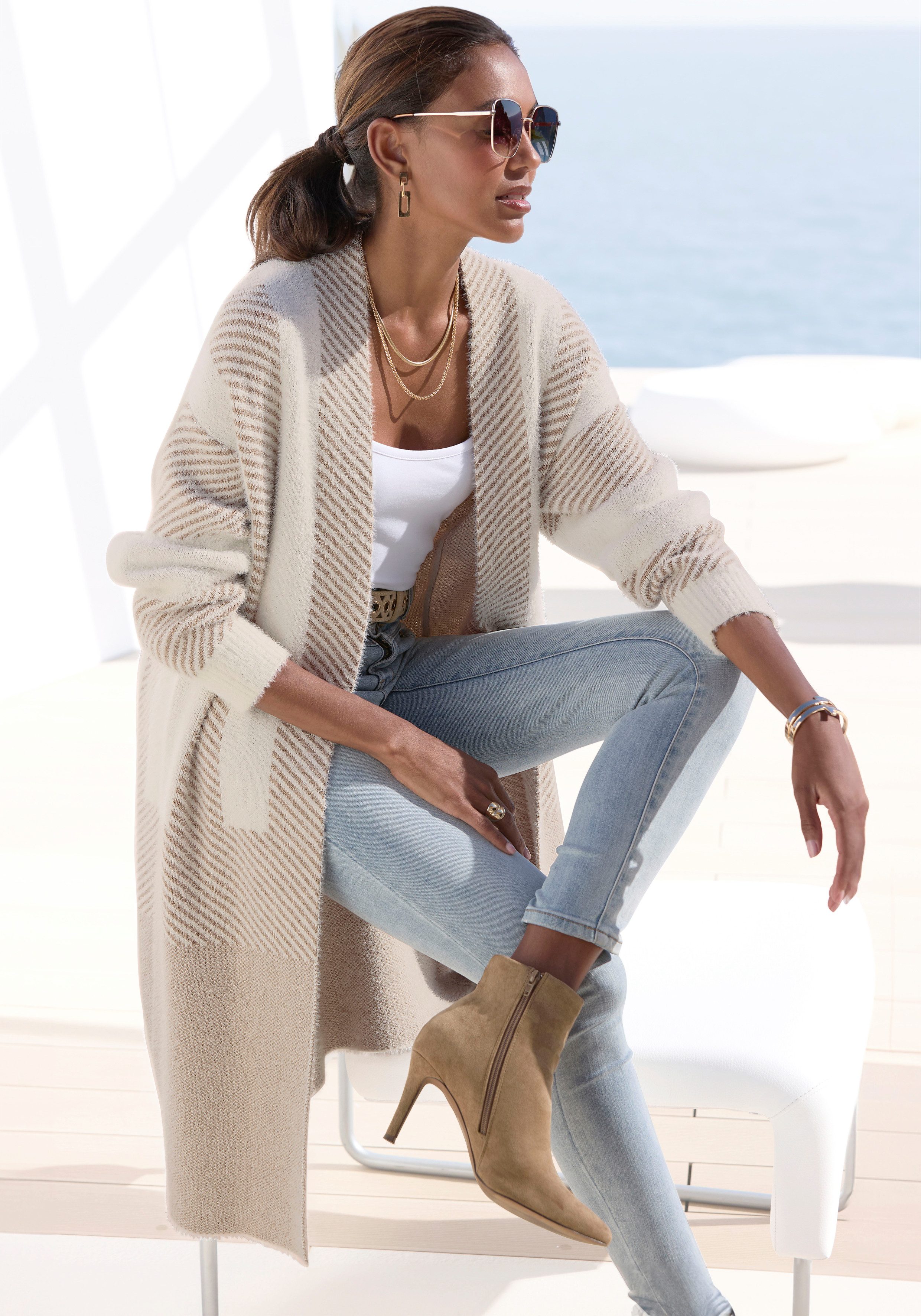 LASCANA Longstrickjacke aus flauschigem Strick, Cardigan mit langen Ärmeln