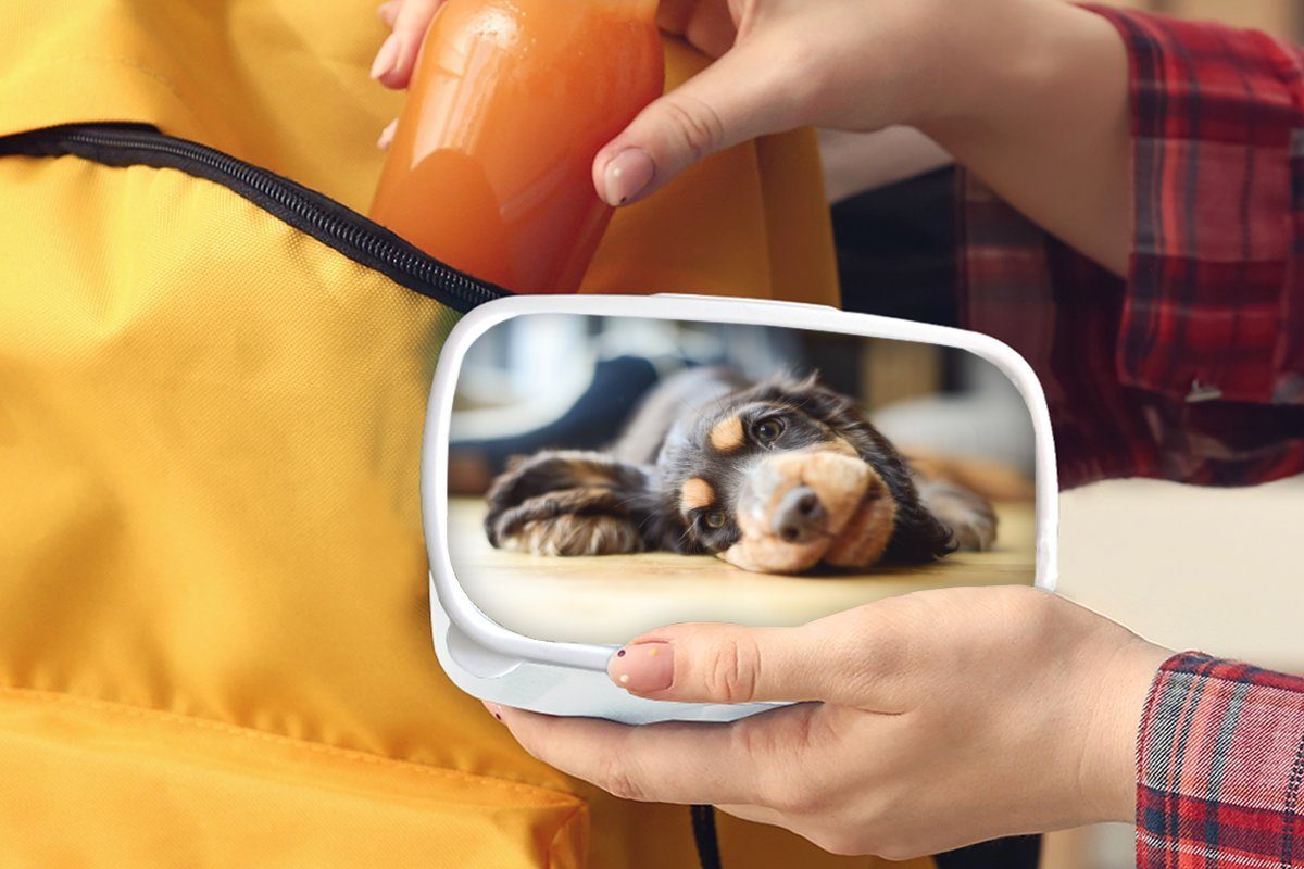 Jungs Brotbox Mädchen und für weiß liegend, für Lunchbox Boden (2-tlg), Erwachsene, Kunststoff, Kinder Hund und MuchoWow Brotdose, auf dem