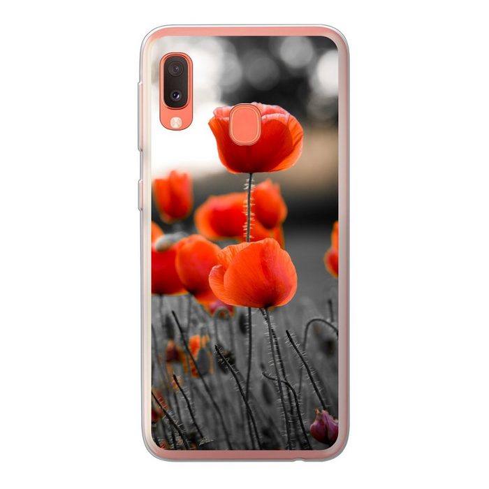 MuchoWow Handyhülle Rote Mohnblumen vor schwarzem und weißem Hintergrund Handyhülle Samsung Galaxy A20e Smartphone-Bumper Print Handy
