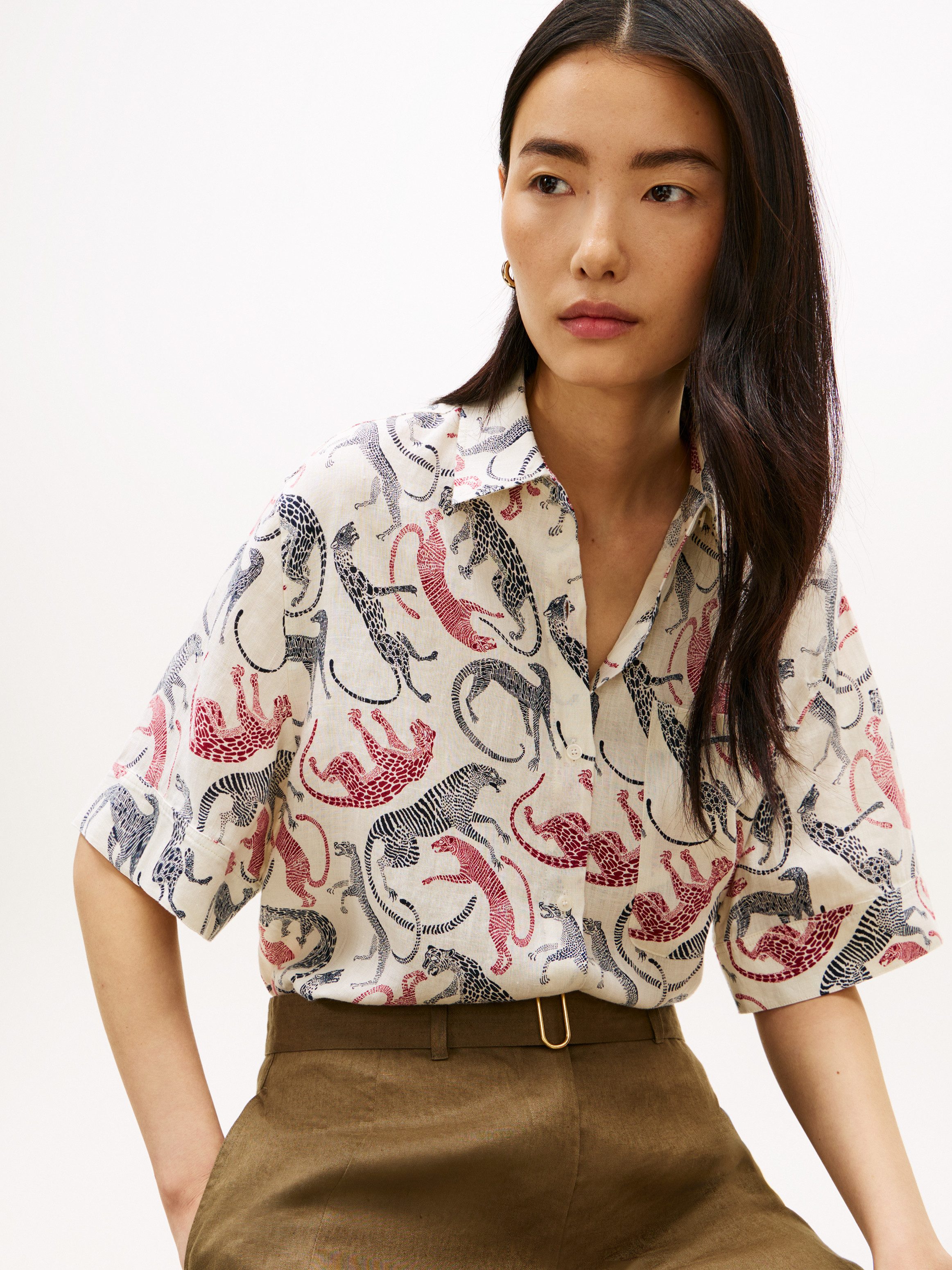 Tommy Hilfiger Kurzarmbluse ESS LINEN SHORT SLEEVE SHIRT mit aufgesetzter Brusttasche und Flag-Stickerei, reines Leinen
