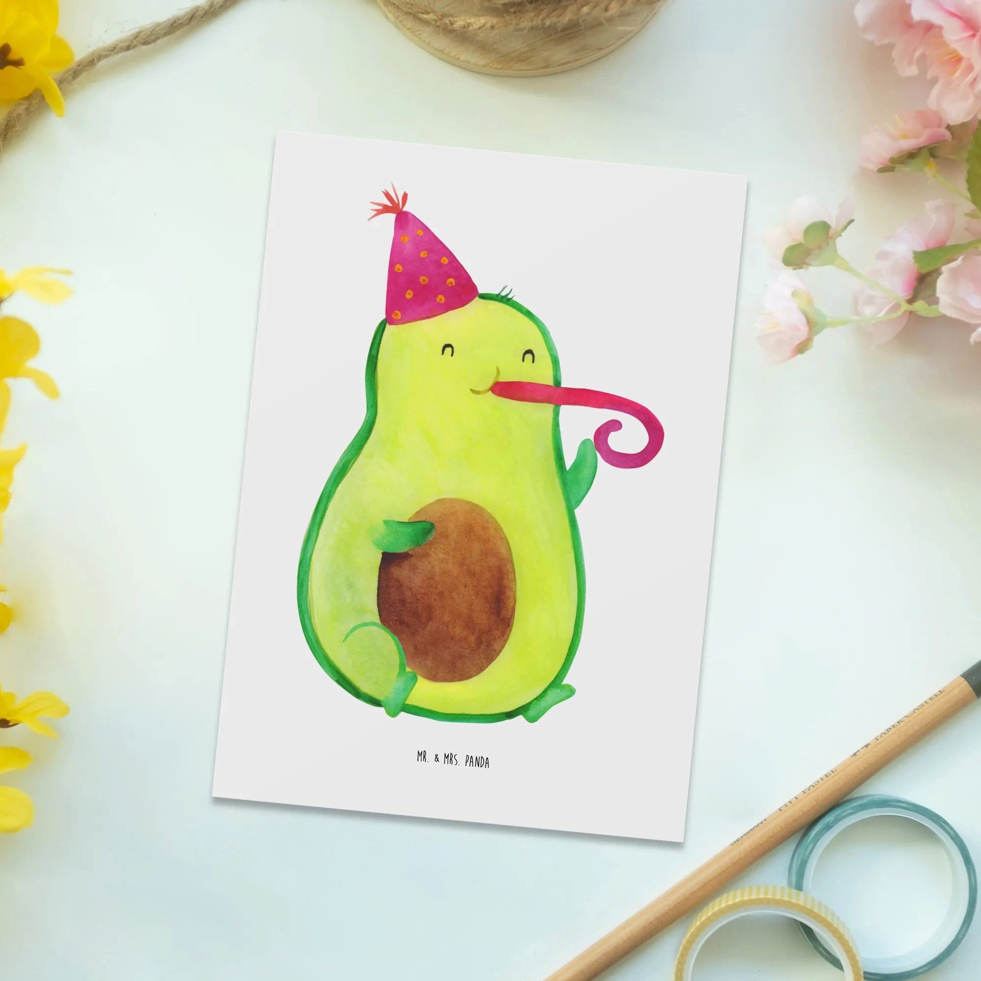 Thumbnail - Mr. & Mrs. Panda Postkarte Avocado Feier - Weiß - Geschenk, Tröte, Party, Geschenkkarte, Ansicht, Hochglanzveredelt