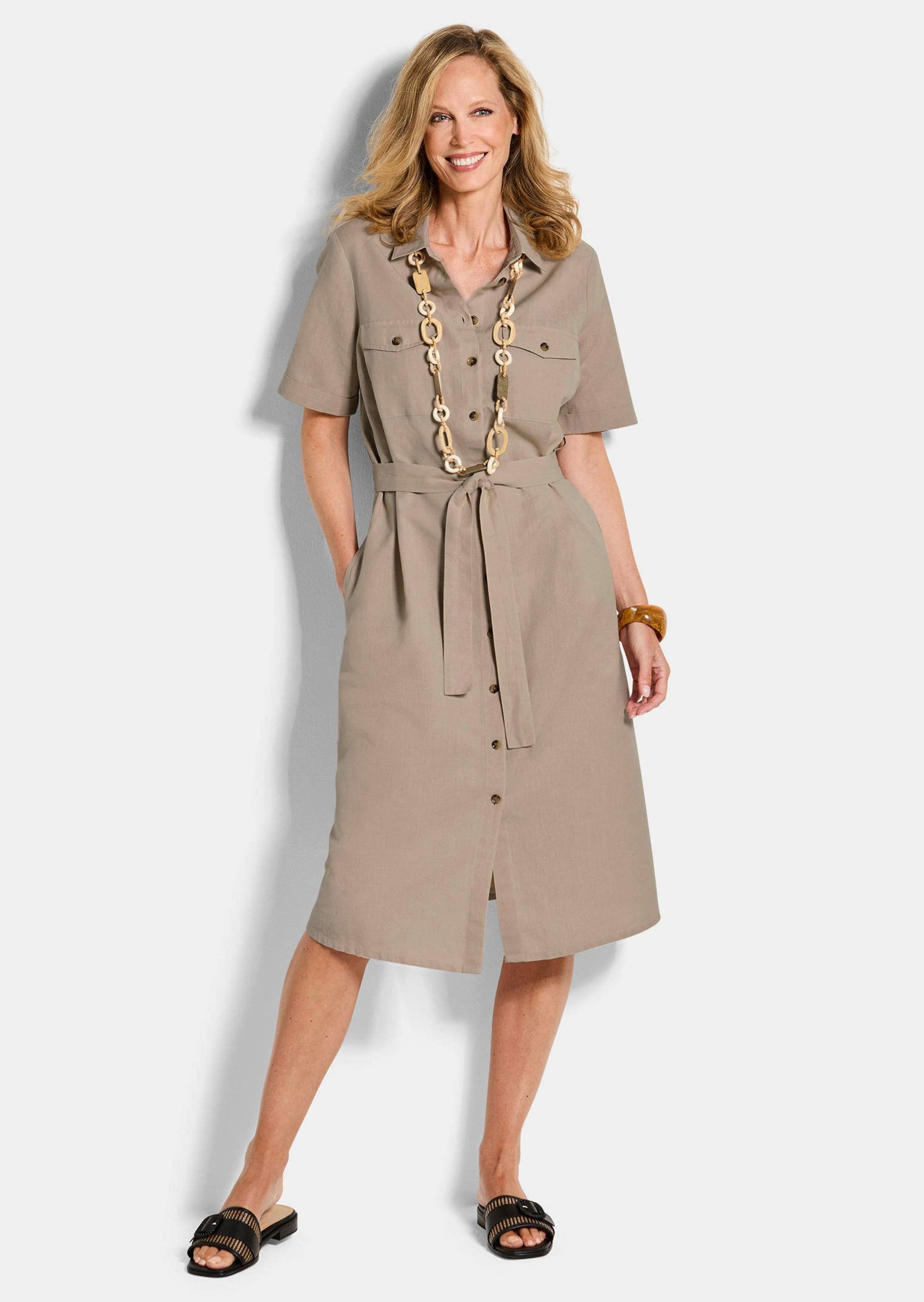 GOLDNER Sommerkleid Leinenkleid im Safari-Look Midikleid mit Hemdkragen, Knopfleiste, Taschen, Knielänge und Halbarm