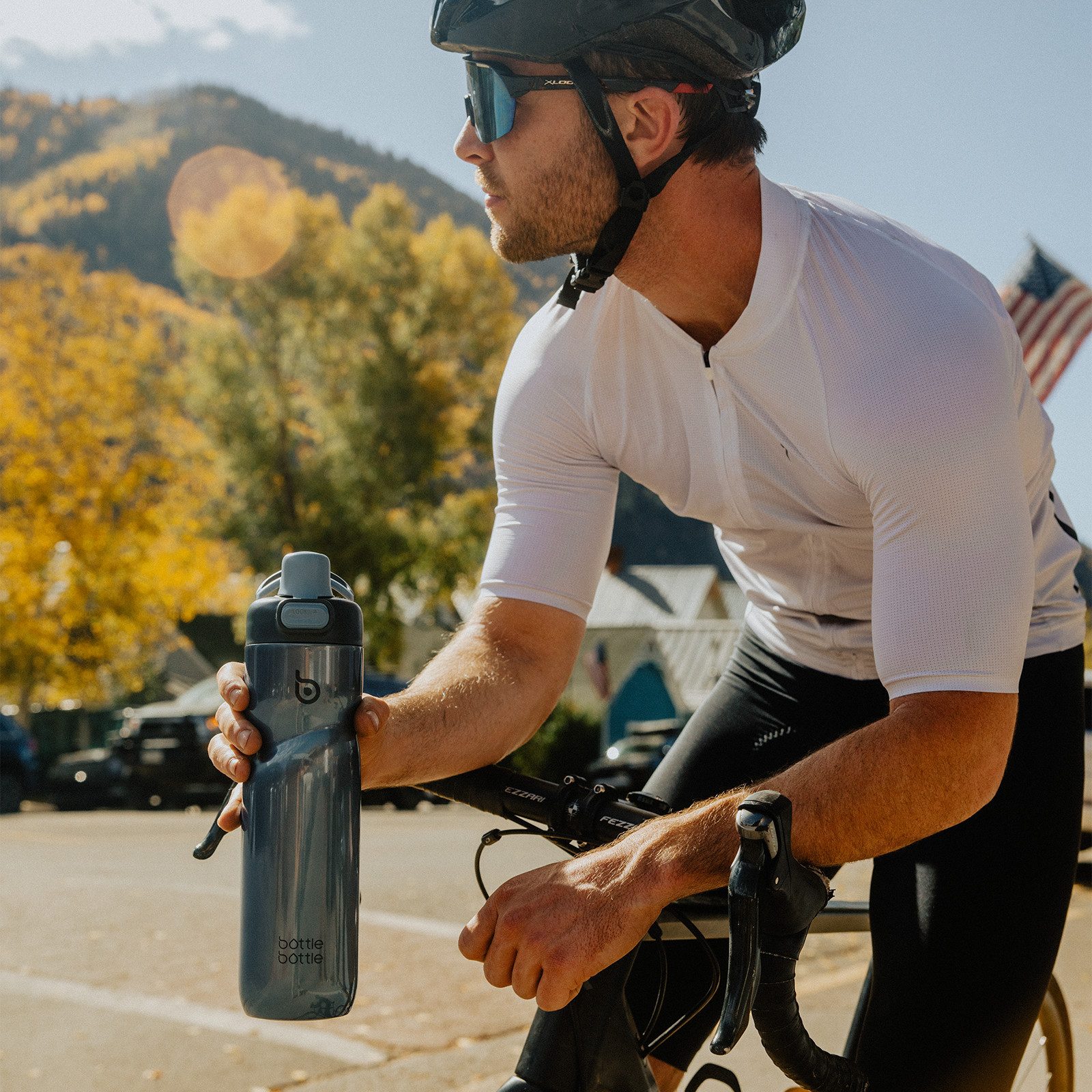 BOTTLE BOTTLE Trinkflasche Isolierte Wasserflasche, 680 ml, mit Griff und Klappdeckel, Fahrrad-Wasserflasche, Druckknopf-Deckel, auslaufsicher, tragbar