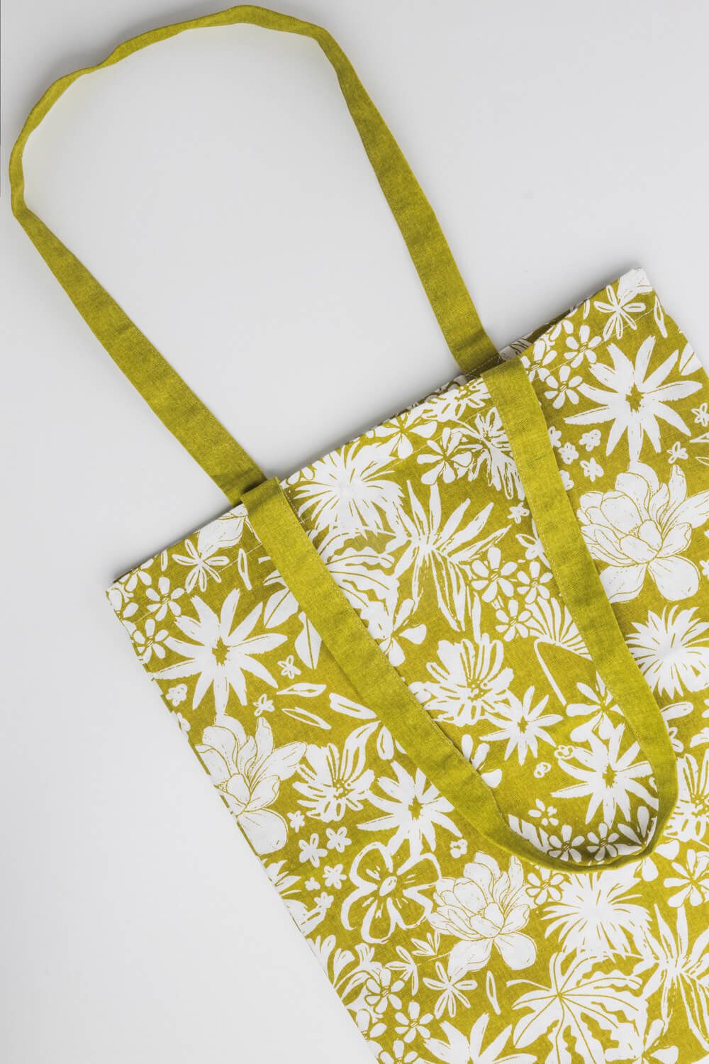 Tranquillo Einkaufsbeutel aus Bio-Baumwolle BLOSSOM CHARM 45x40 cm Tragetasche in grün floral, Nachhaltiger Stoffbeutel aus 100 % GOTS-Biobaumwolle
