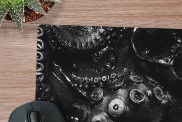 MuchoWow Gaming Mauspad Nahaufnahme Oktopus auf schwarzem Hintergrund in schwarz und weiß (1-St), Mousepad mit Rutschfester Unterseite, Gaming, 40x40 cm, XXL, Großes
