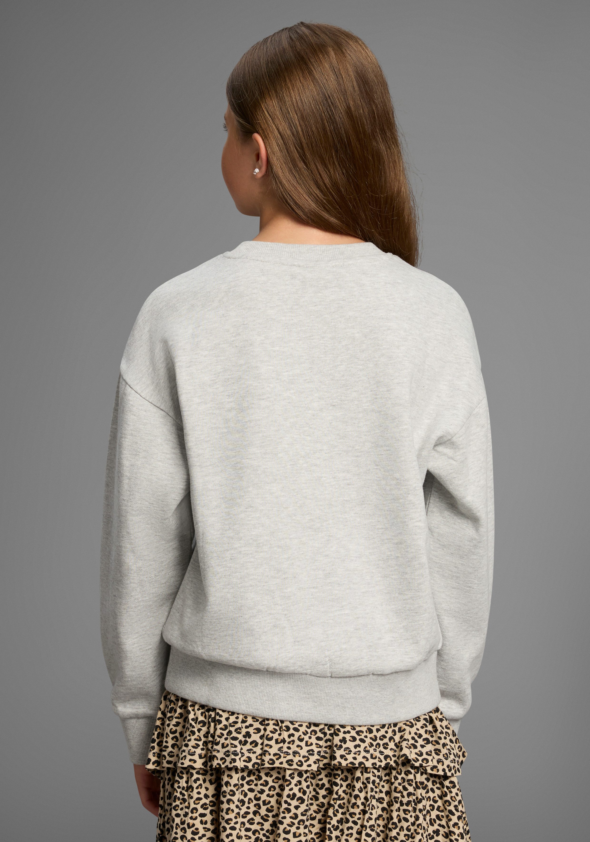 KIDSWORLD Sweatshirt Sweatshirt mit hochwertiger Stickerei Mit großer Stickerei
