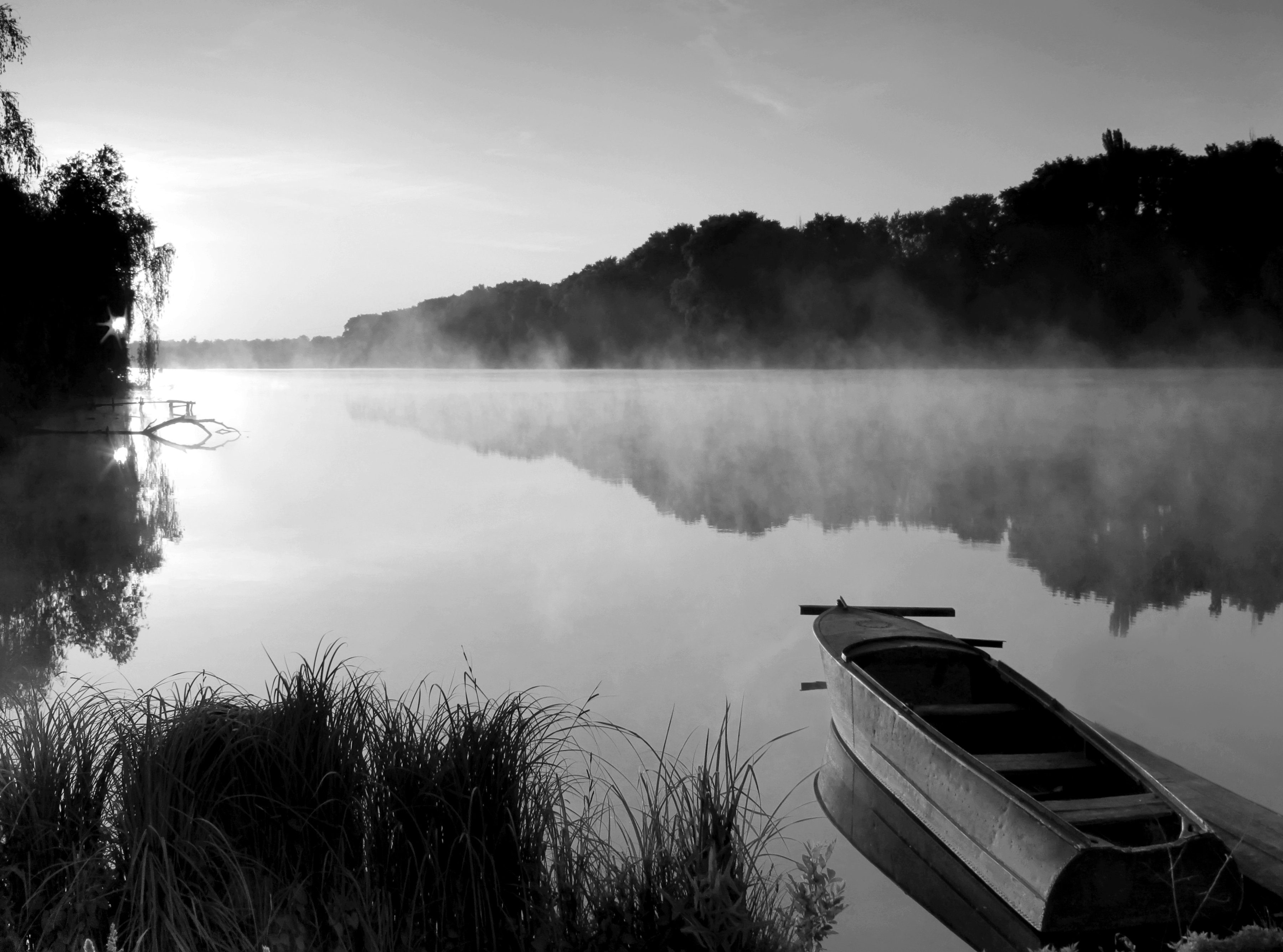 Papermoon Fototapete See mit Boot Schwarz & Weiß