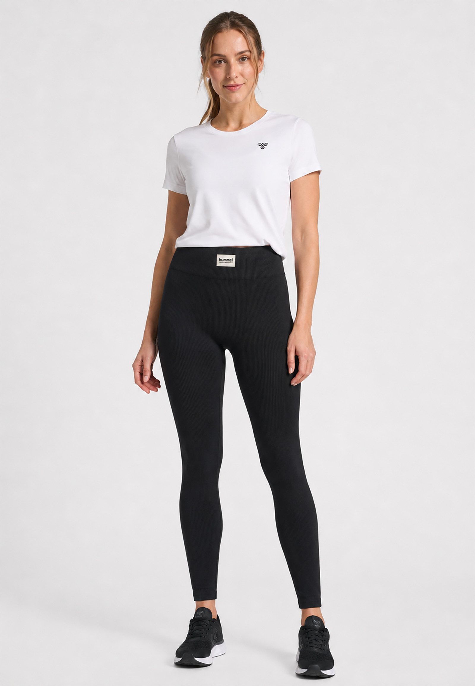 hummel Leggings Logo Patch Elastikbund Körpernah Rippstruktur Sportlich für Damen (1-tlg) Slim Fit Einfarbig elastisch Ohne Verschluss Casual-Style