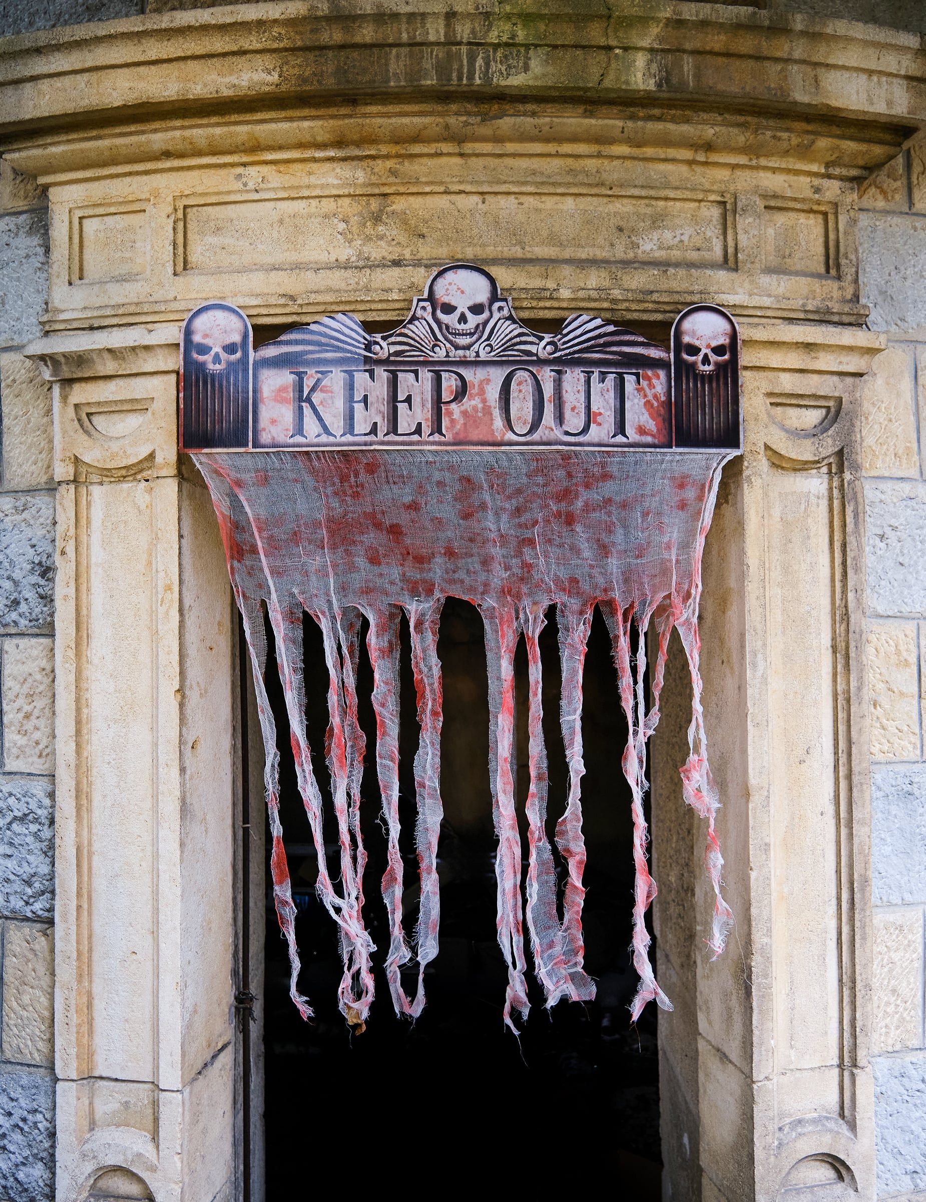 JADEO Kostüm Blutiger Fetzenvorhang Halloween-Deko weiss-rot 97x137cm