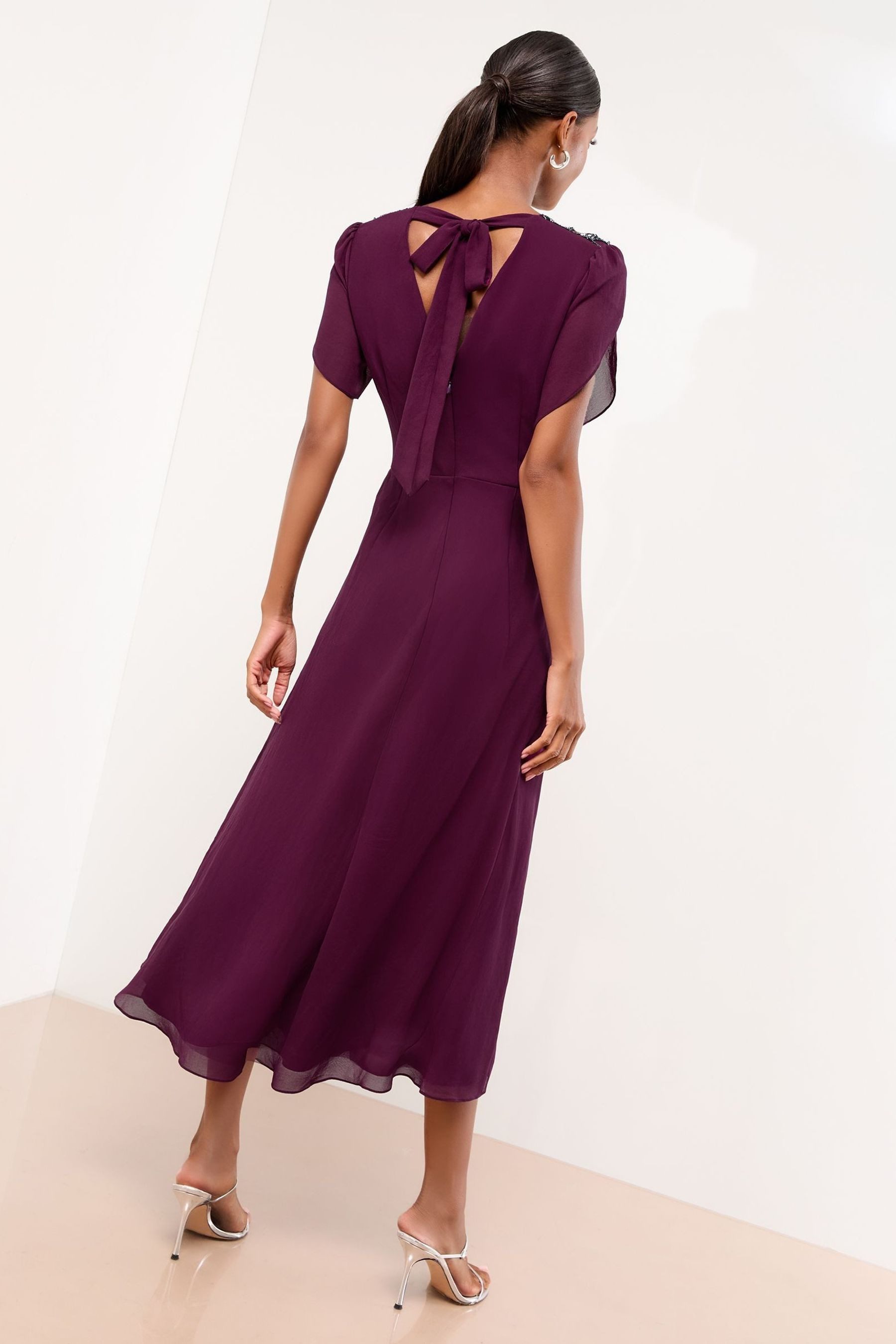 LIPSY Midikleid Lipsy Midikleid mit Verzierung, Cutout, Regular (1-tlg)