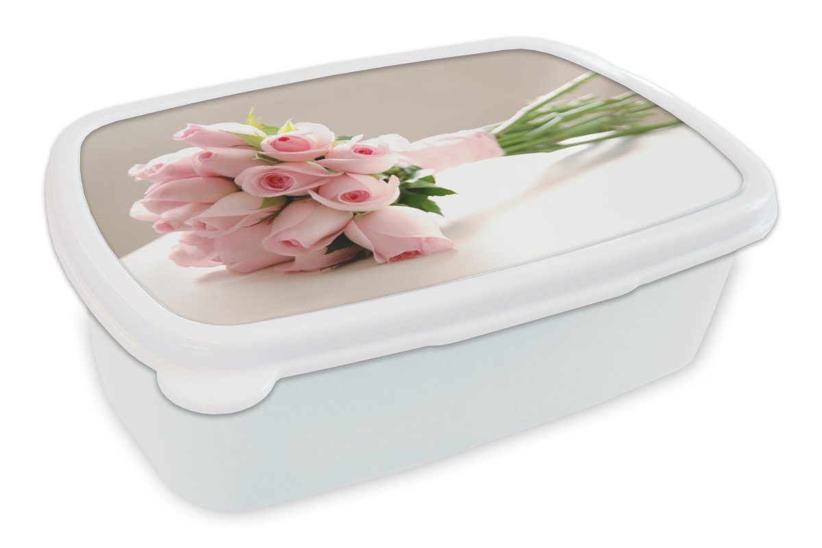 MuchoWow Lunchbox Ein Blumenstrauß aus rosa Rosen auf einem weißen Tisch, Kunststoff, (2-tlg), Brotbox für Kinder und Erwachsene, Brotdose, für Jungs und Mädchen