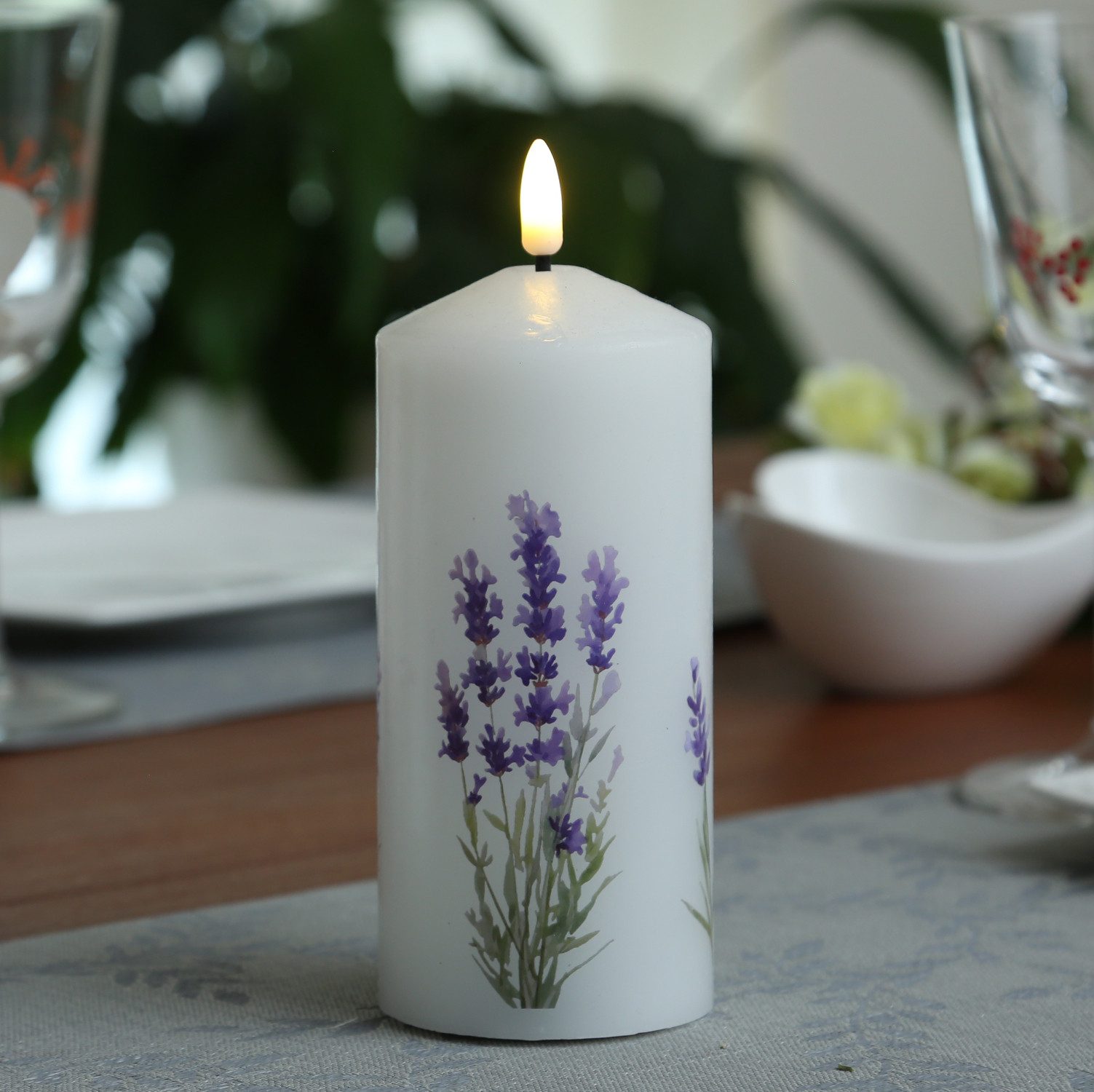 MARELIDA LED-Kerze LED Kerze mit Lavendel Motiv Echtwachskerze 7x18,5cm Batterie Timer, LED Classic, warmweiß (2100K bis 3000K) – Bild 3 von 5