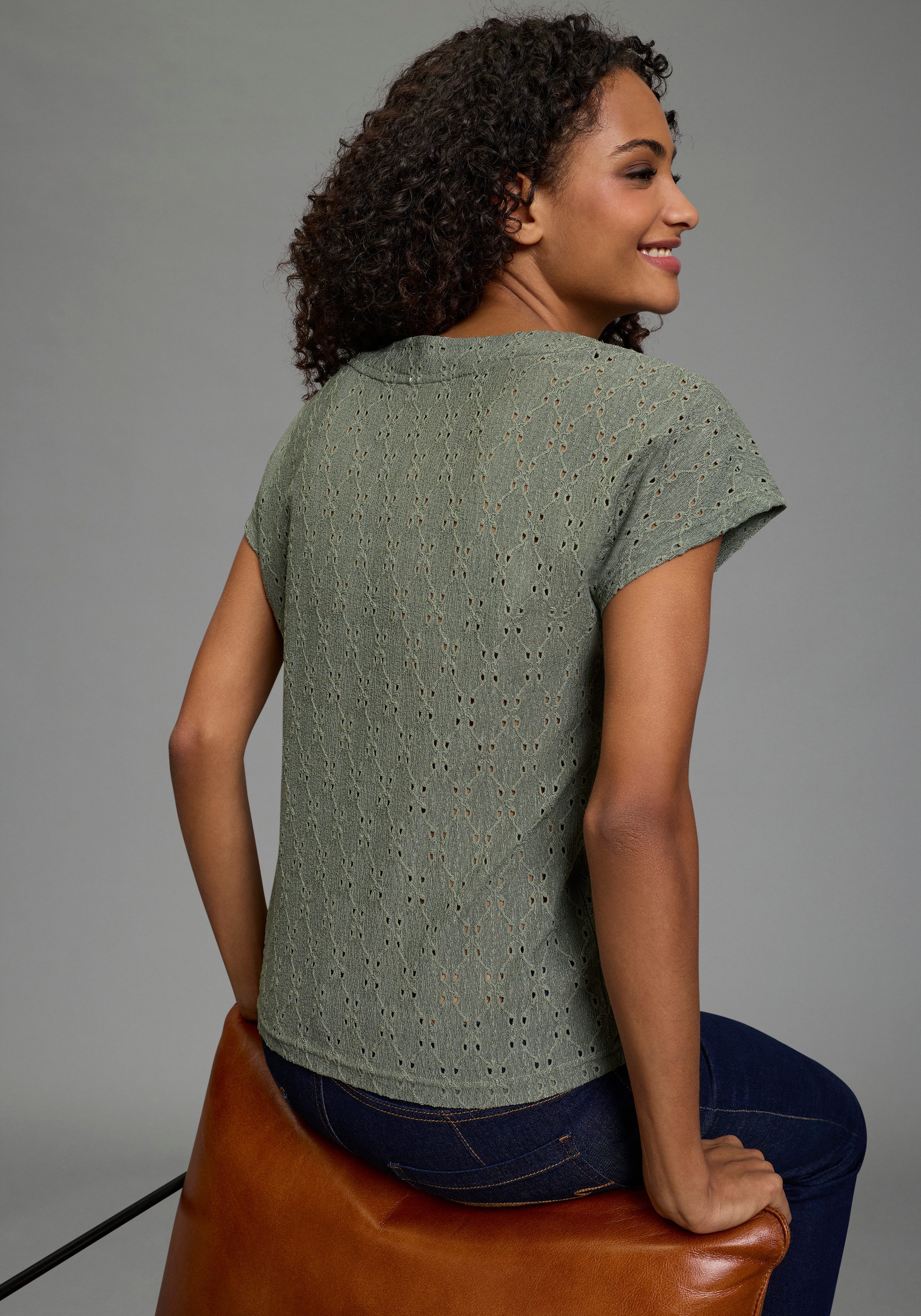 KangaROOS T-Shirt mit Knopfleiste und Allover Lochstickerei