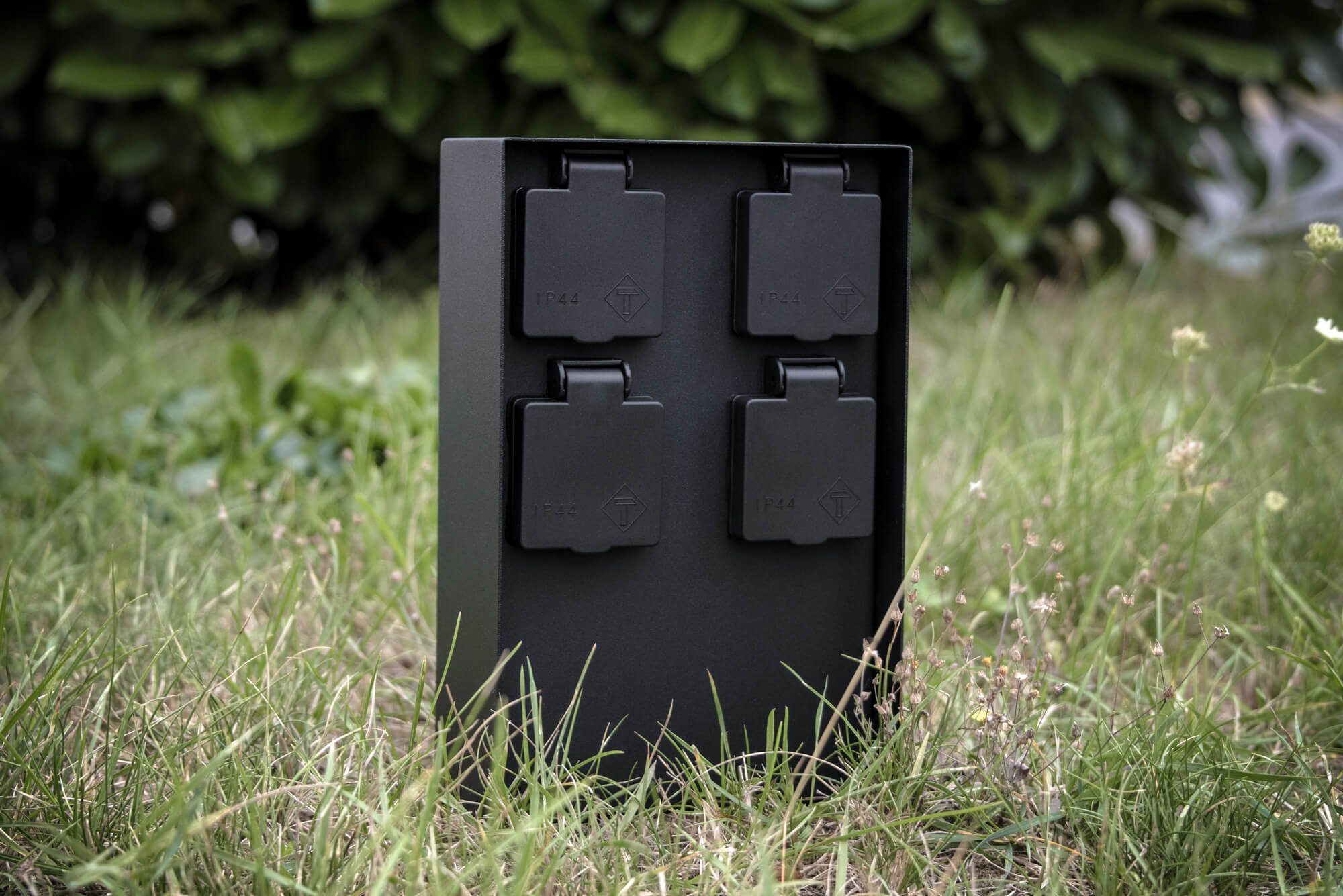 Universum Metall matt LED Steckplätze Außensteckdose schwarz 4 Gartensteckdose