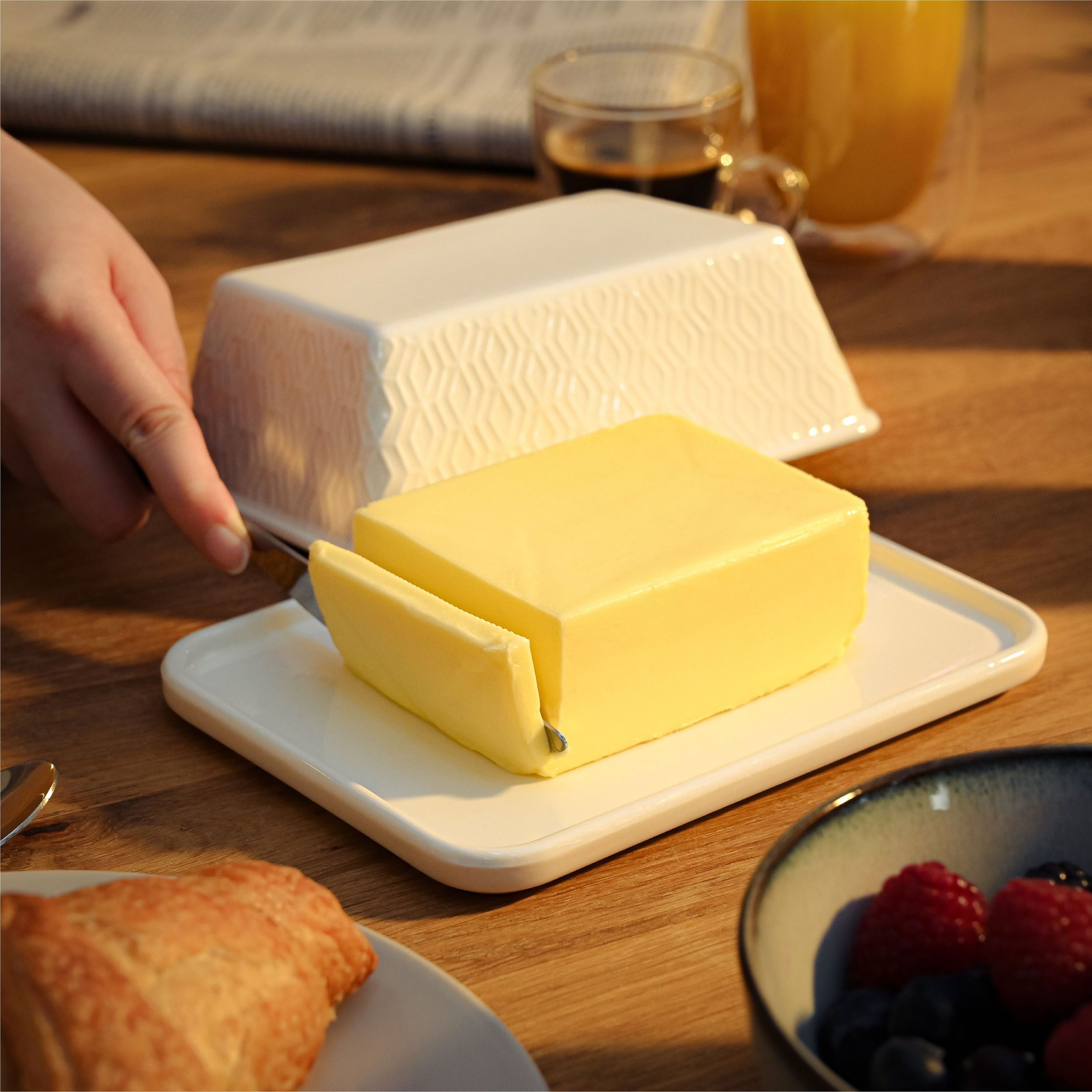 Praknu Butterdose Butterdose Keramik Weiß für alle gängigen Butter (250g) - Hält Butter, Keramik, (Packung, 1-tlg), Hält Butter länger frisch - Spülmaschinengeeignet