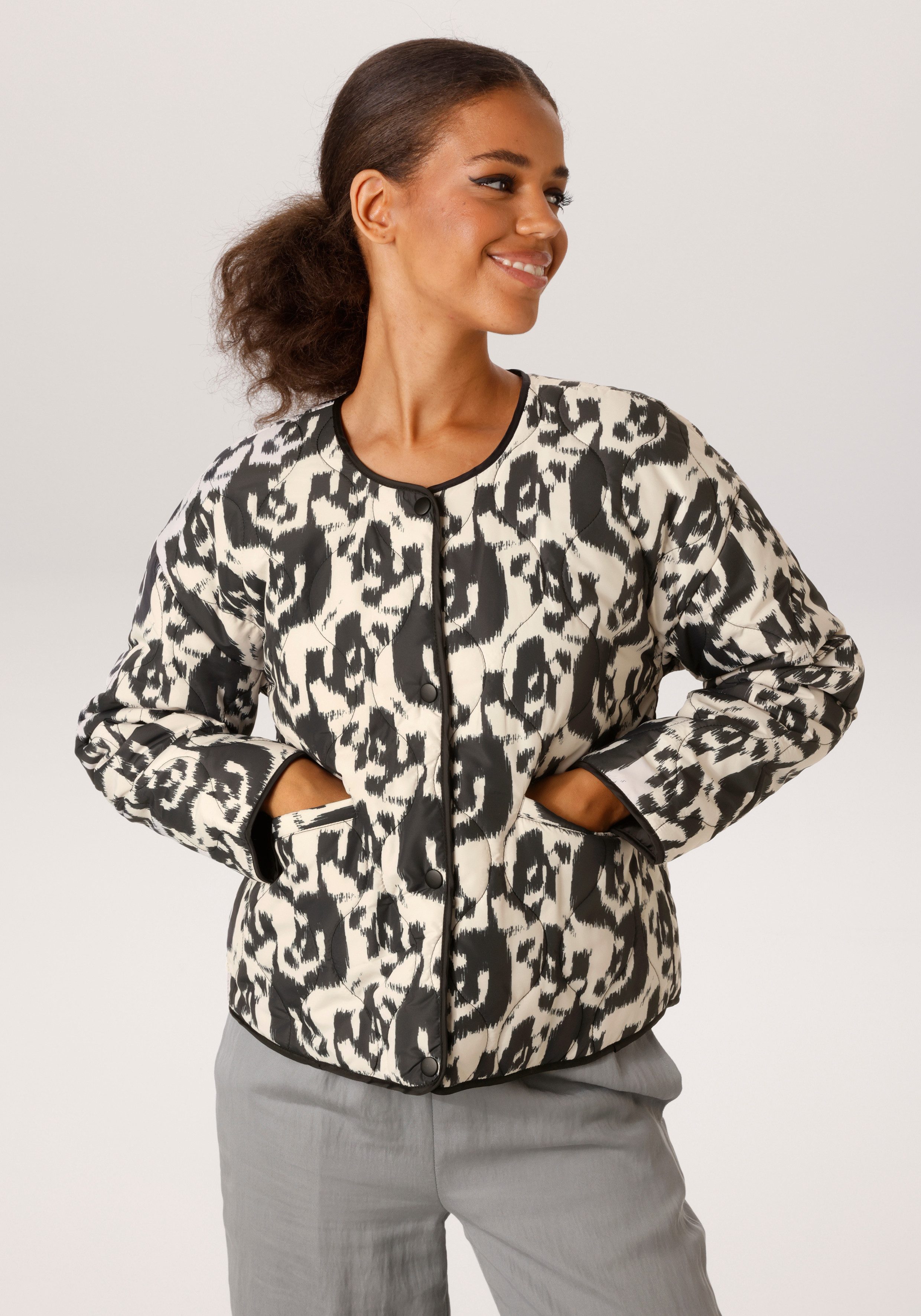 Aniston CASUAL Steppjacke mit extravagantem, grafischen Muster - NEUE KOLLEKTION. € 69,99, (€ 69,99 pro 1 Stk).