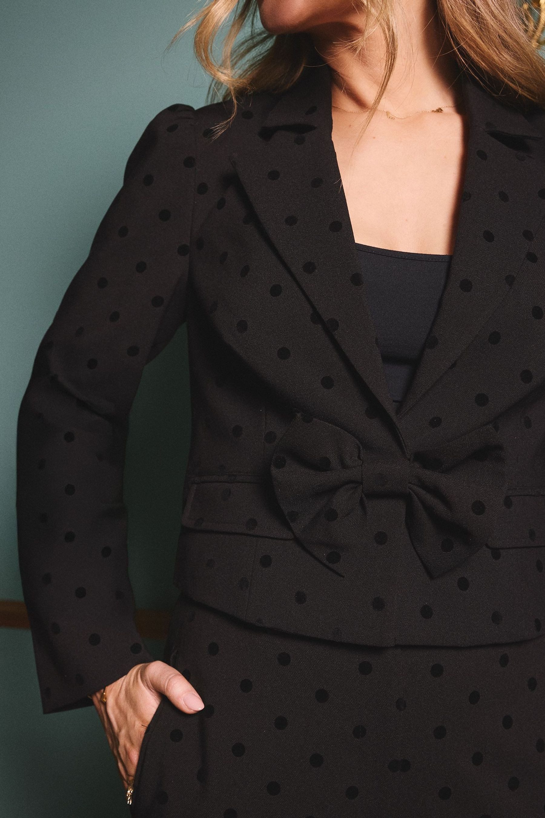 Love & Roses Kurzjacke Love & Roses Kurzer Blazer mit geflockten Punkten (1-St)