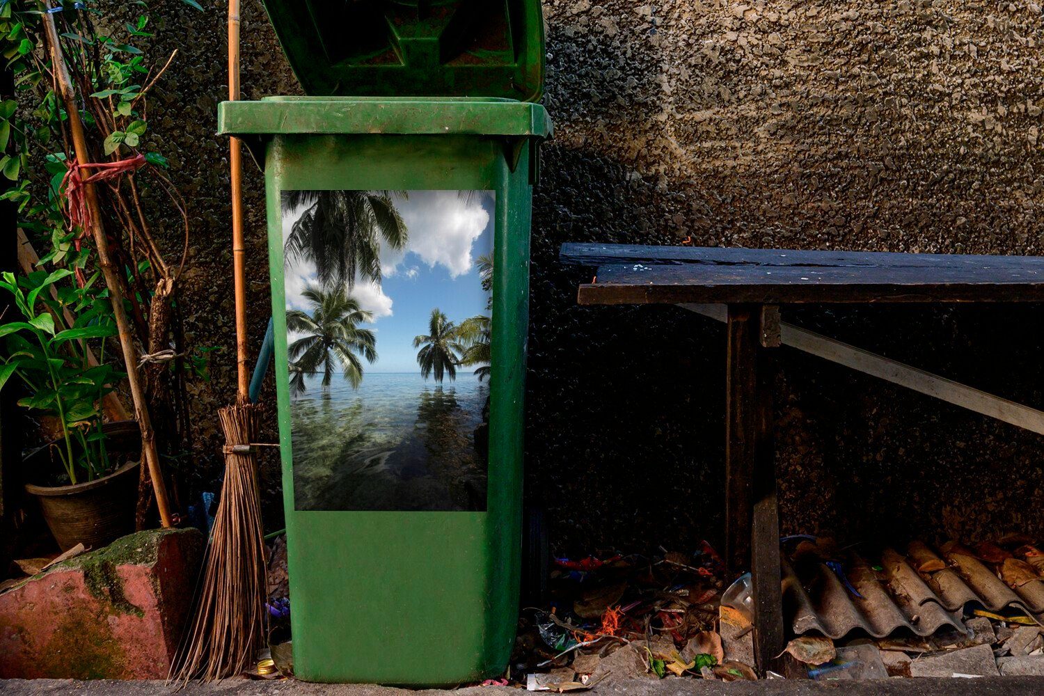 Moorea Container, in Abfalbehälter MuchoWow einem (1 Strand Mülltonne, Ozeanien St), Mülleimer-aufkleber, in Sticker, an Wandsticker Palmen