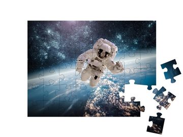 puzzleYOU Puzzle Astronaut im Weltraum, im Hintergrund die Erde, 48 Puzzleteile, puzzleYOU-Kollektionen Menschen, Astronaut, 100 Teile