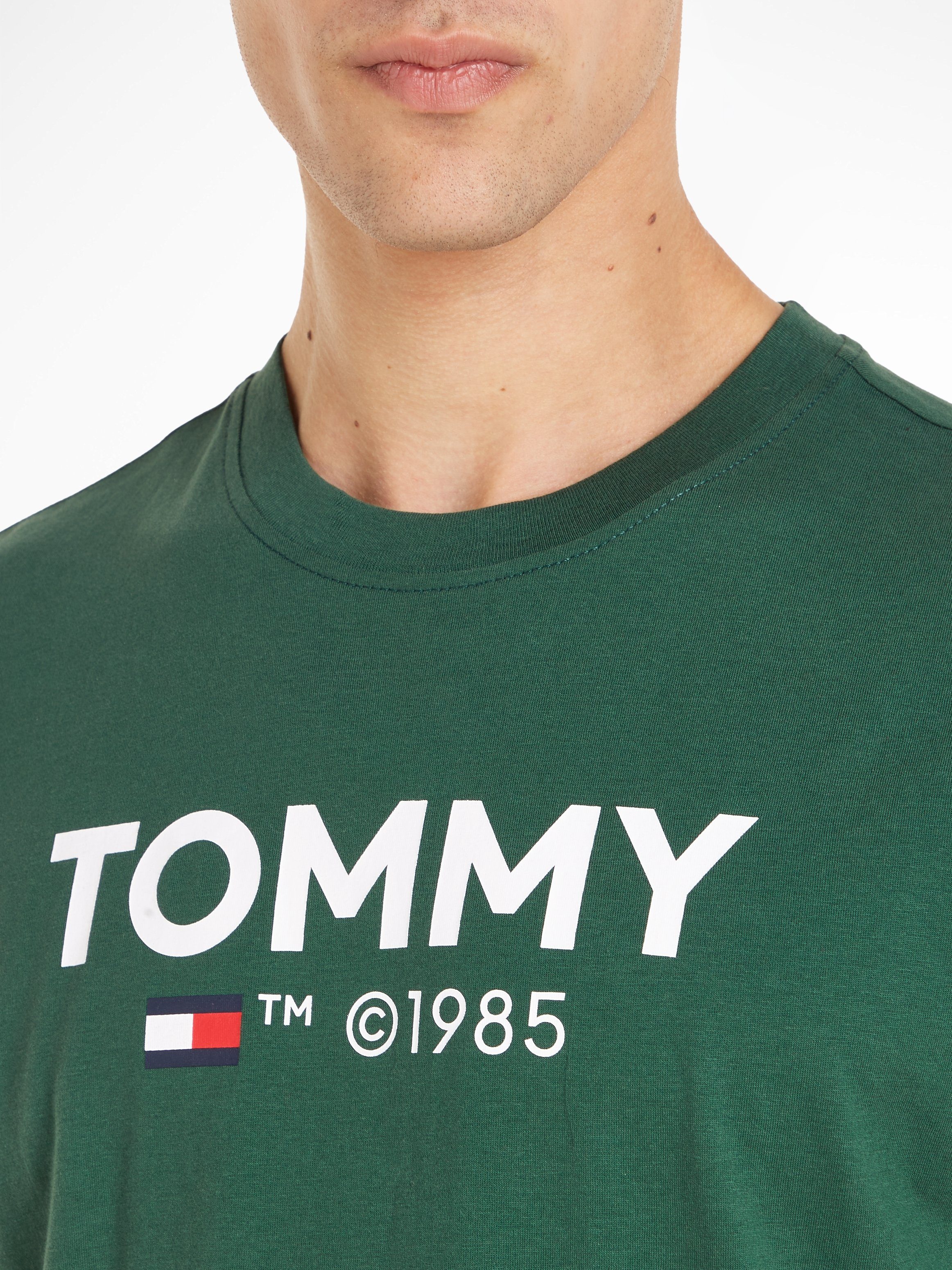 auf Brust TOMMY TJM mit Court TEE der Jeans Green SLIM großem Tommy ESSENTIAL Tommy Druck T-Shirt