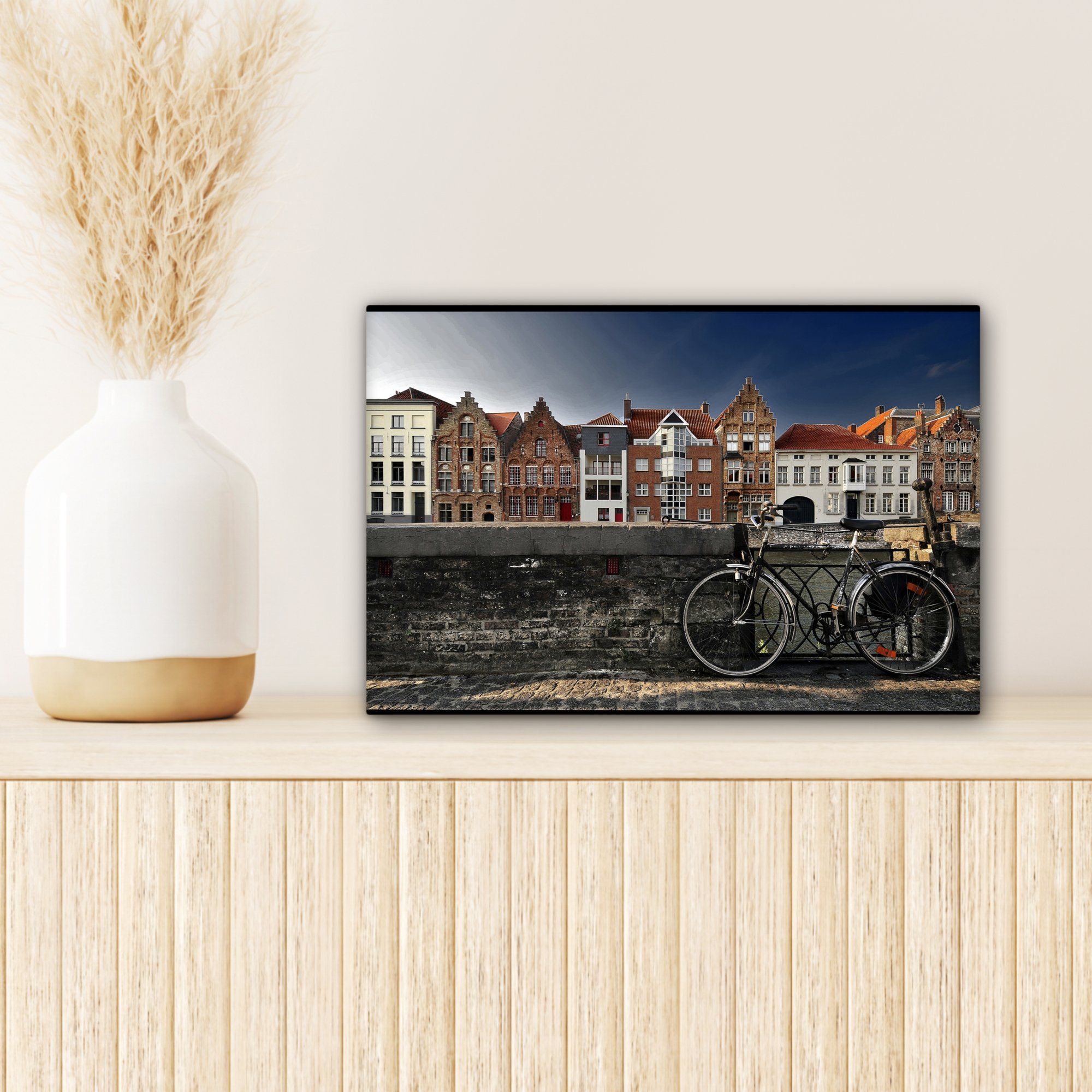 Brügge - OneMillionCanvasses® Aufhängefertig, 30x20 Fahrrad - Mauer, cm Wanddeko, Leinwandbilder, St), Leinwandbild Wandbild (1