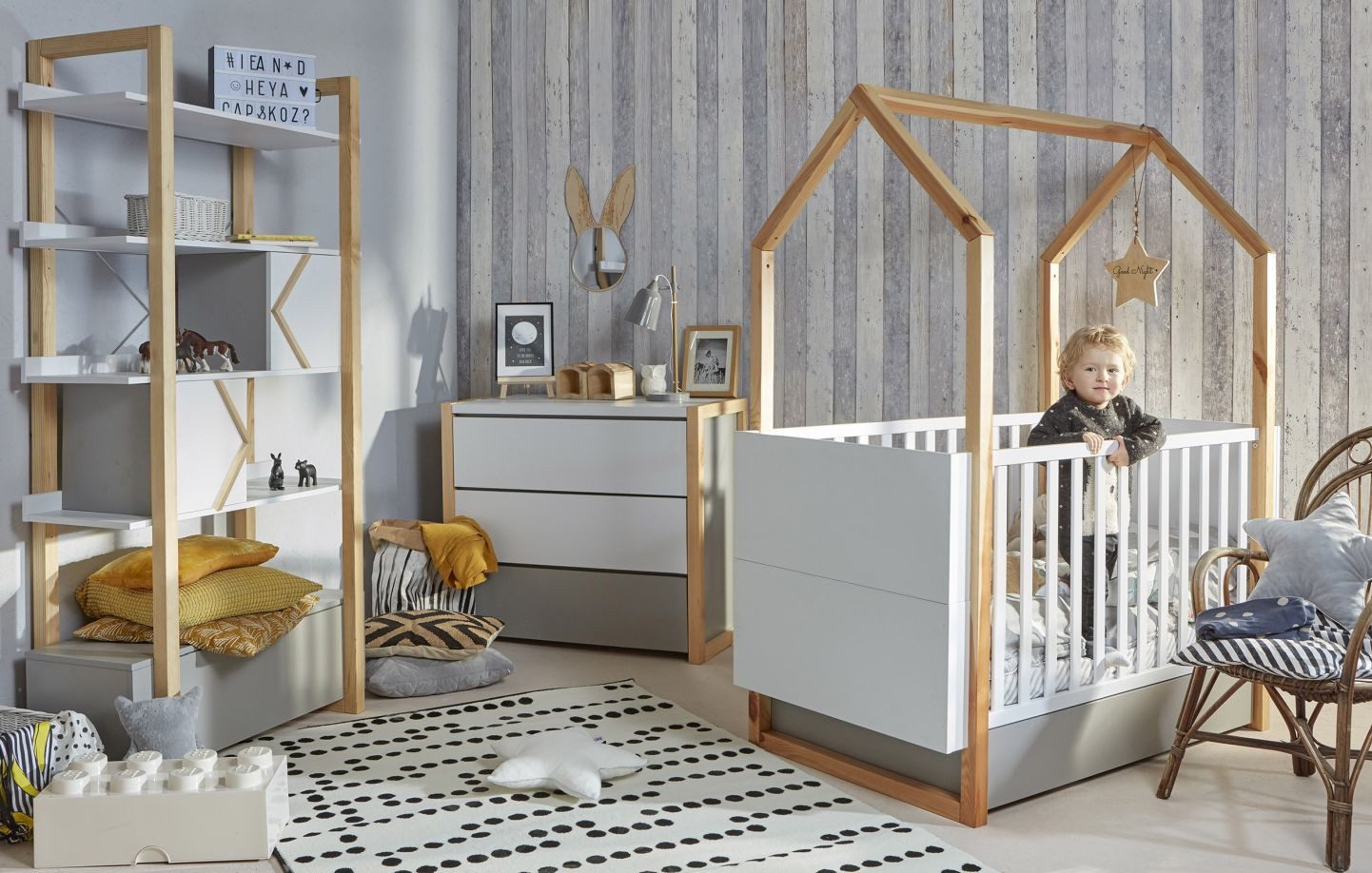 Raumhirsch Furniture Kinderregal Pinette – rustikale Eleganz und Funktionalität