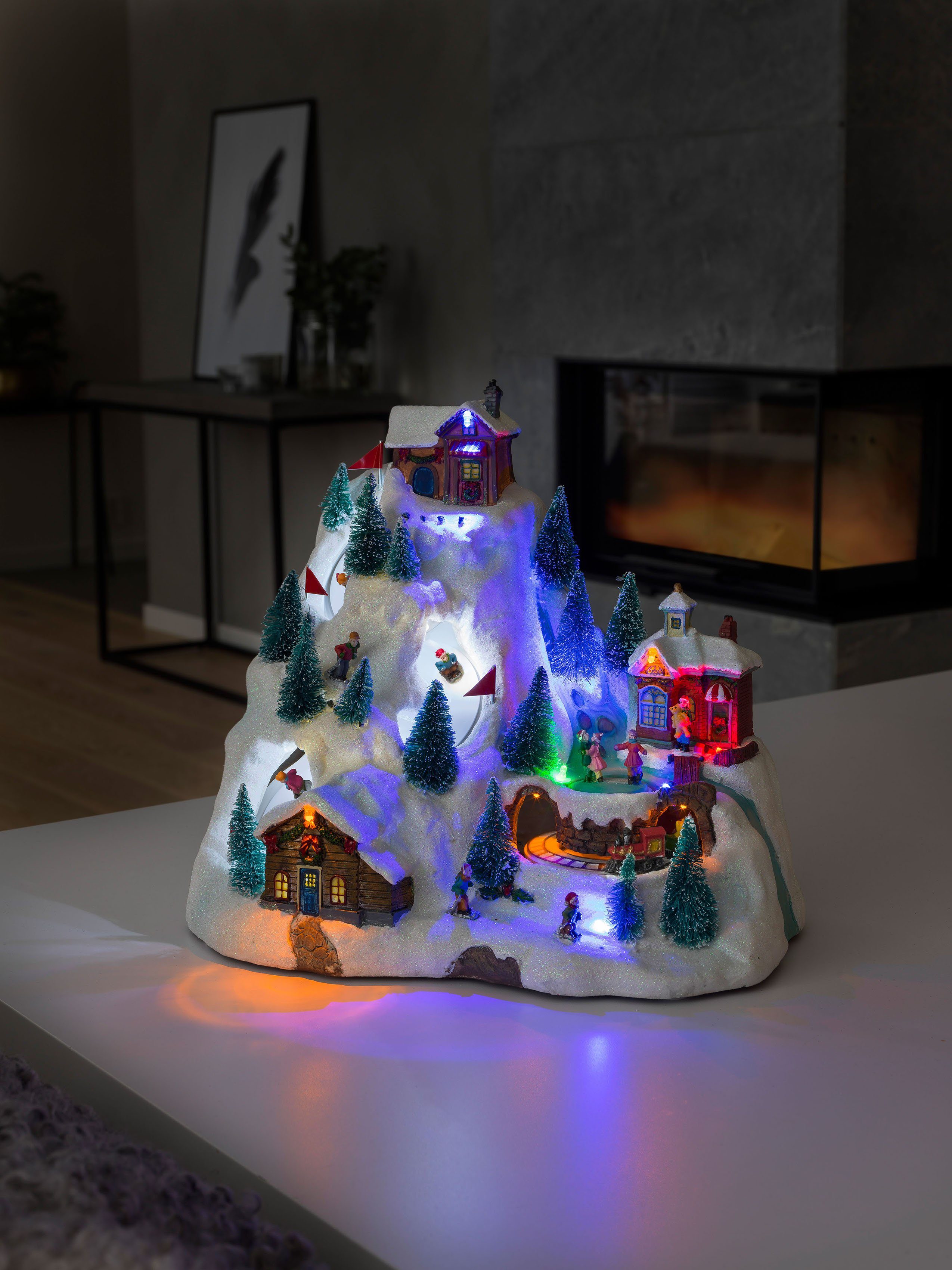 KONSTSMIDE Weihnachtsfigur Weihnachtsdeko (1 St), LED Szenerie Skipiste, m. Animation + 8 klassischen Weihnachtsliedern