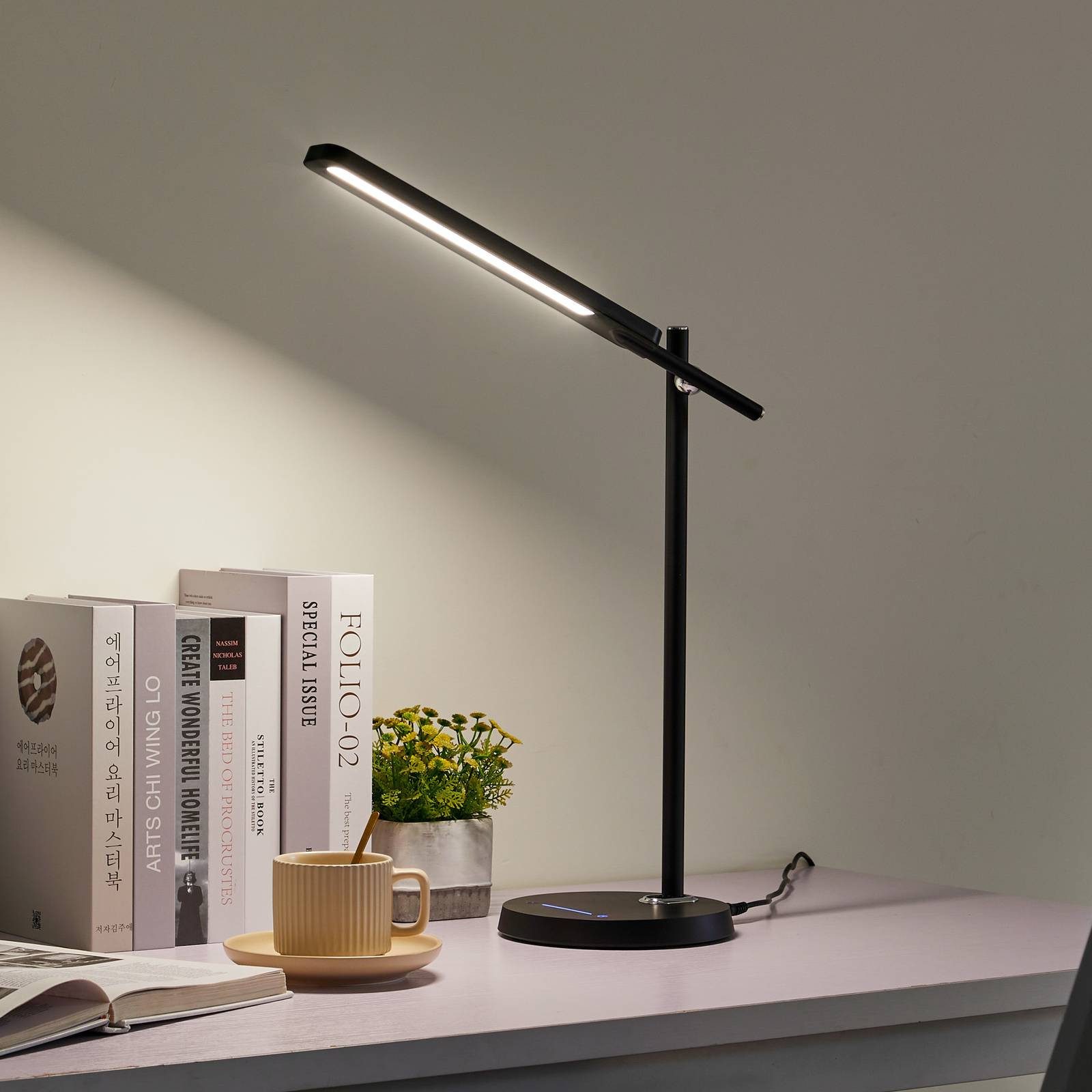 Lindby Schreibtischlampe Valtorin, LED, Kunststoff Schwarz universalweiß IP20, 1 x 7,2 W LED, universalweiß