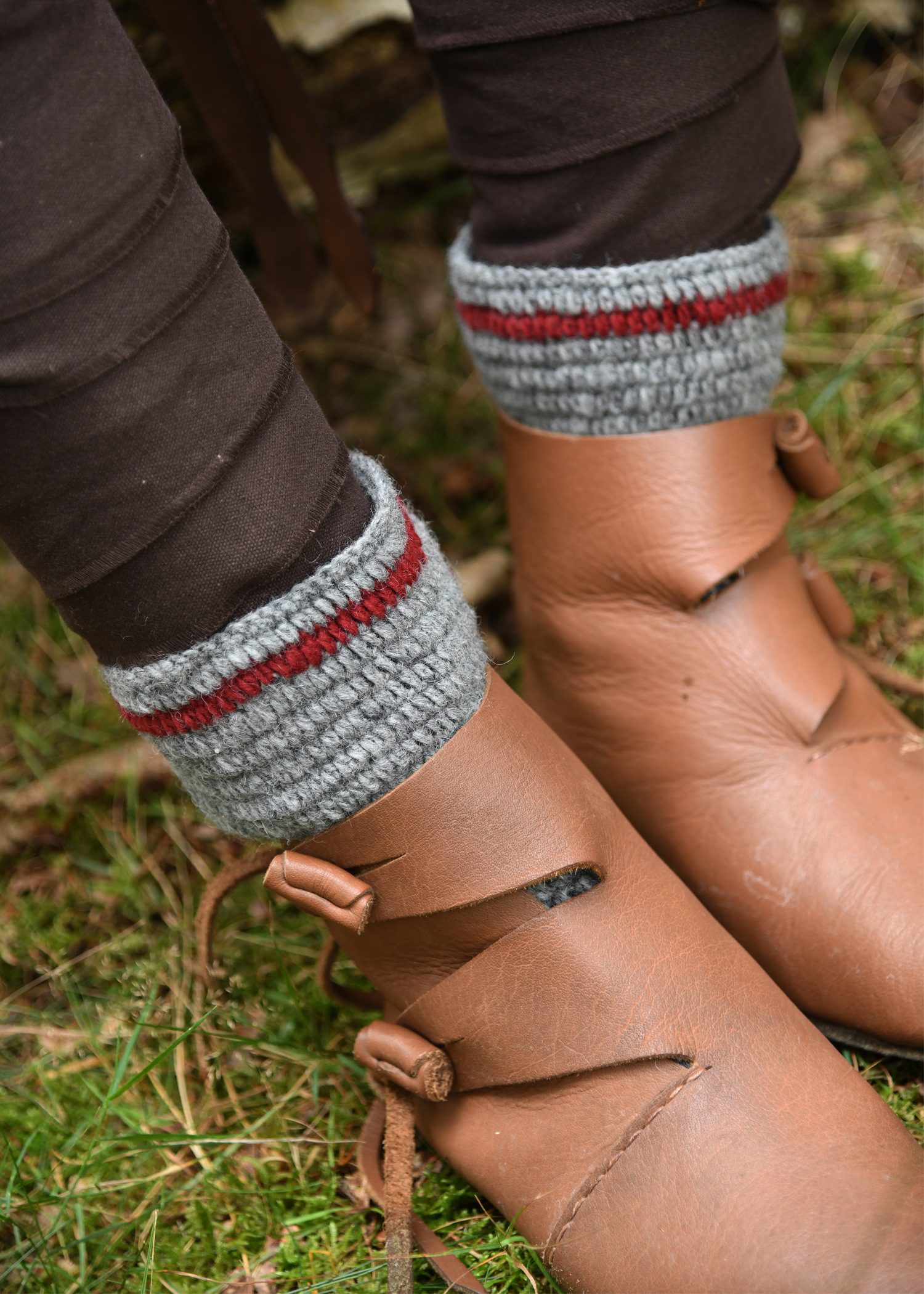 Battle Merchant Ritter-Kostüm Wollsocken, gehäkelt, grau-weinrot günstig online kaufen