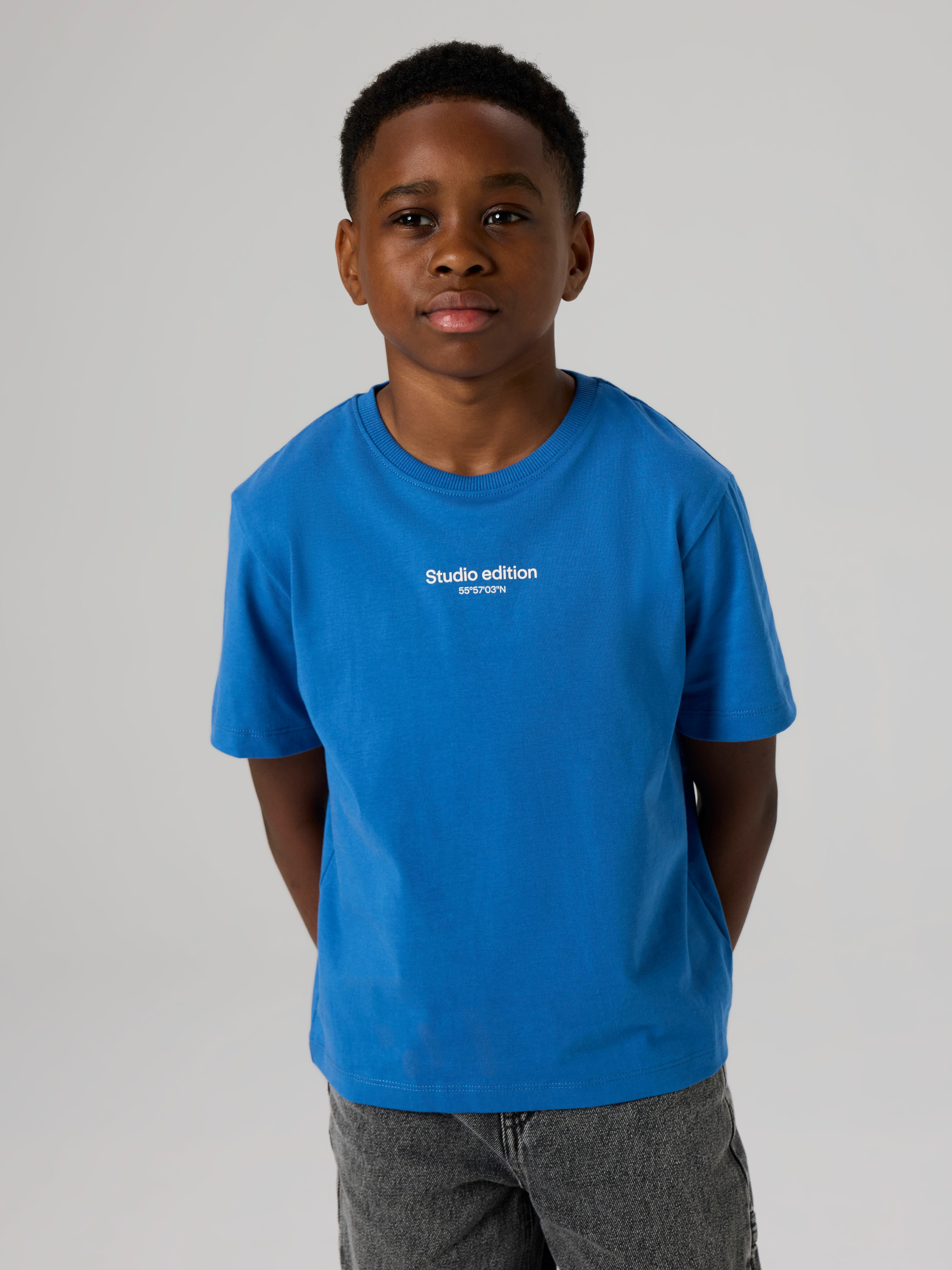 Name It T-Shirt NKMBRODY SS NREG TOP NOOS mit dezentem 3D-Frontmotiv