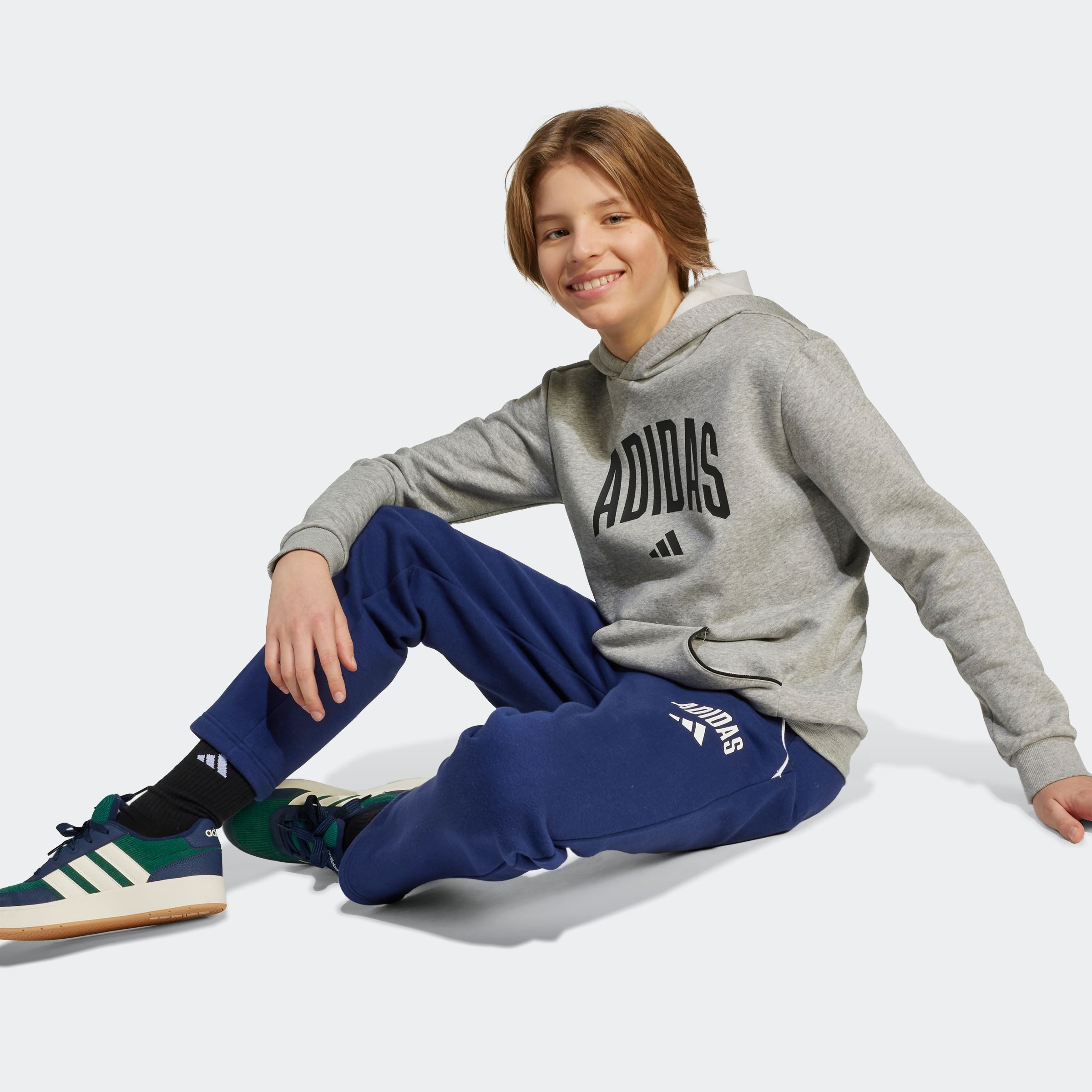 adidas Sportswear Sporthose SAISON ESSENTIALS COLLEGE TYPOGRAPHIE KINDER für Kinder und Teens, sportlicher Stil, mit Seitentaschen