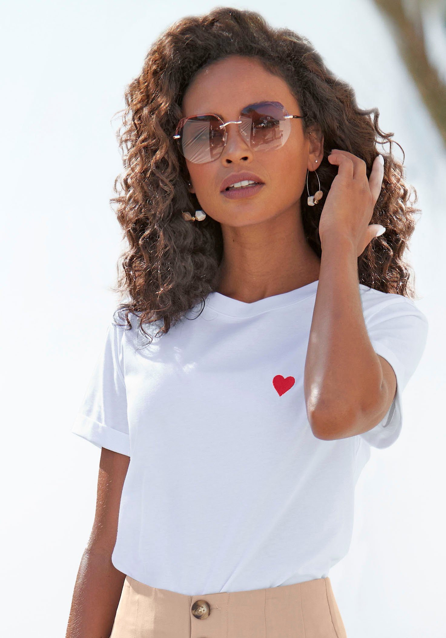 LASCANA T-Shirt mit süßer Herz-Stickerei, Kurzarmshirt aus Baumwolle weiß