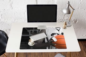 MuchoWow Gaming Mauspad Schwarzer und weißer Basketballspieler mit einem orangefarbenen (1-St), Büro für Tastatur und Maus, Mousepad Gaming, 90x60 cm, XXL, Großes