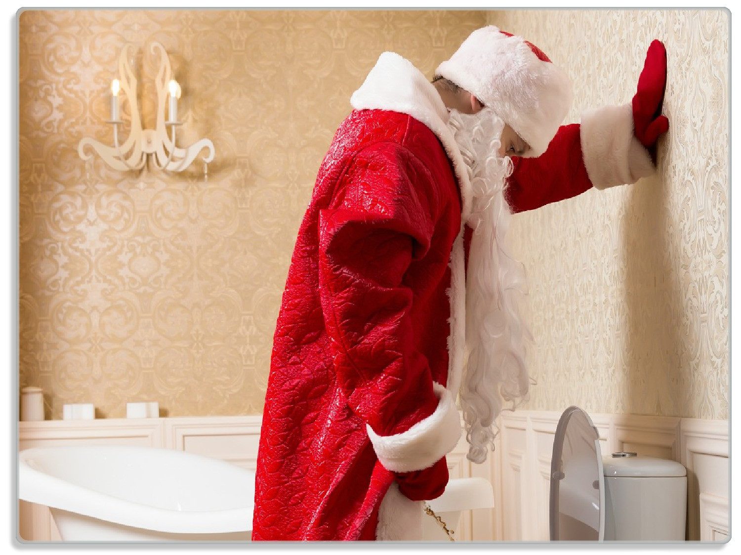 Schneidebrett Weihnachtsmann macht Pause und pinkelt auf edler Toilette