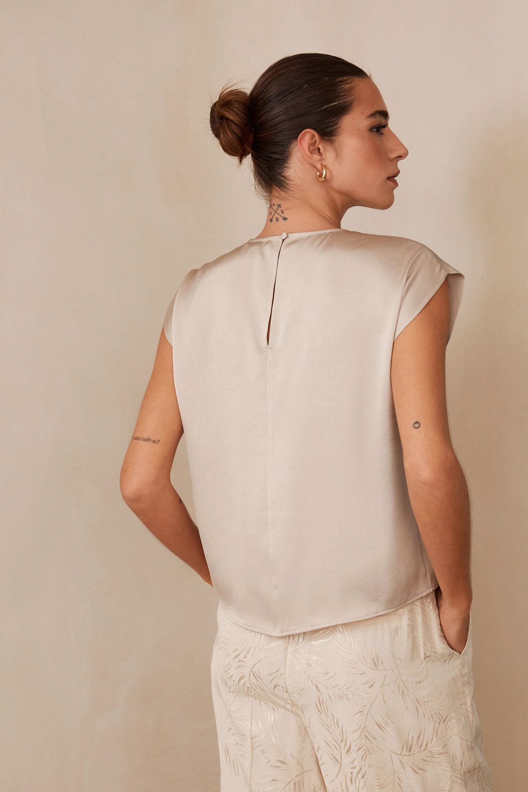 Next Blusentop Asymmetrisches Satin-Top in Knitteroptik günstig online kaufen