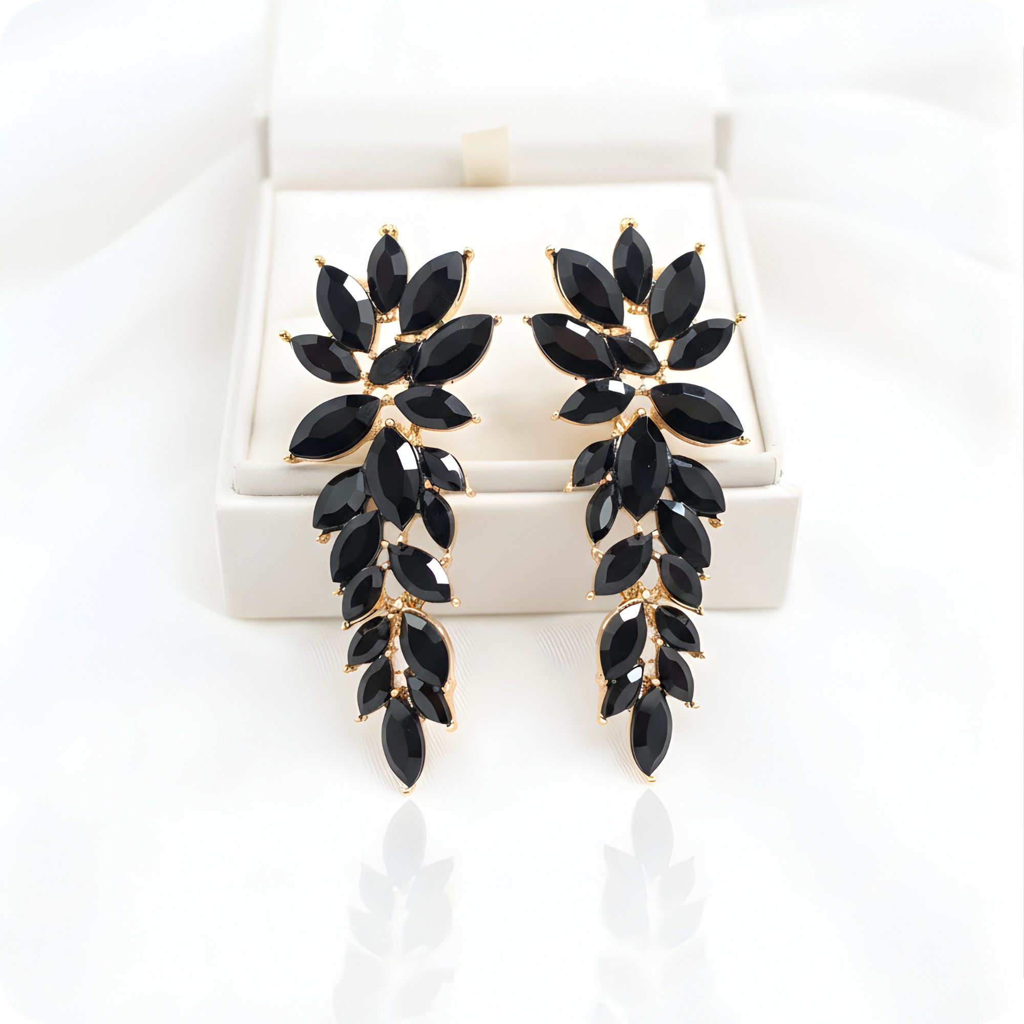 YouBella Ohrhänger-Set Kristalltropfen und Dangler Ohrringe Für Frauen & Mädchen (Inhalt der Packung: Paar Ohrringe x 1, Perfekt für besondere Anlässe & Office Wear), Vergoldet Modische künstliche Schmuck