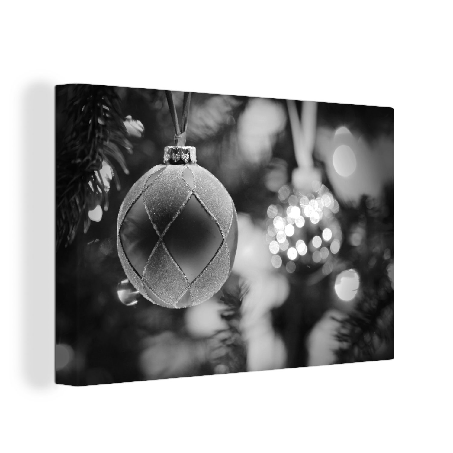 OneMillionCanvasses® Leinwandbild Eine Nahaufnahme von dekorativem Weihnachtsschmuck an einem, (1 St), Wandbild Leinwandbilder, Aufhängefertig, Wanddeko, 30x20 cm
