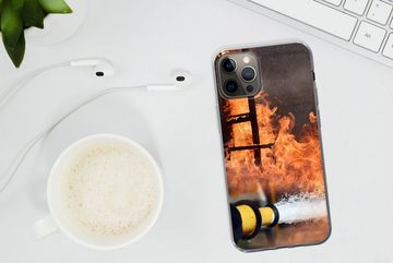 MuchoWow Handyhülle Feuerwehr löscht das Feuer mit Schaum, Handyhülle Apple iPhone 12 Pro Max, Smartphone-Bumper, Print, Handy