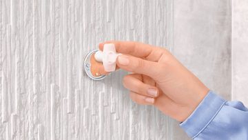tesa WC-Reinigungsbürste DELUXXE WC-Bürstenhalter ohne Bohren - 39,6 cm : 12,5 cm : 9,7 cm, Badezimmer, Gäste-WC, Wandmontage, (Packung, 1-tlg), selbstklebende WC-Bürste für Wandmontage - chrom - silber glänzend
