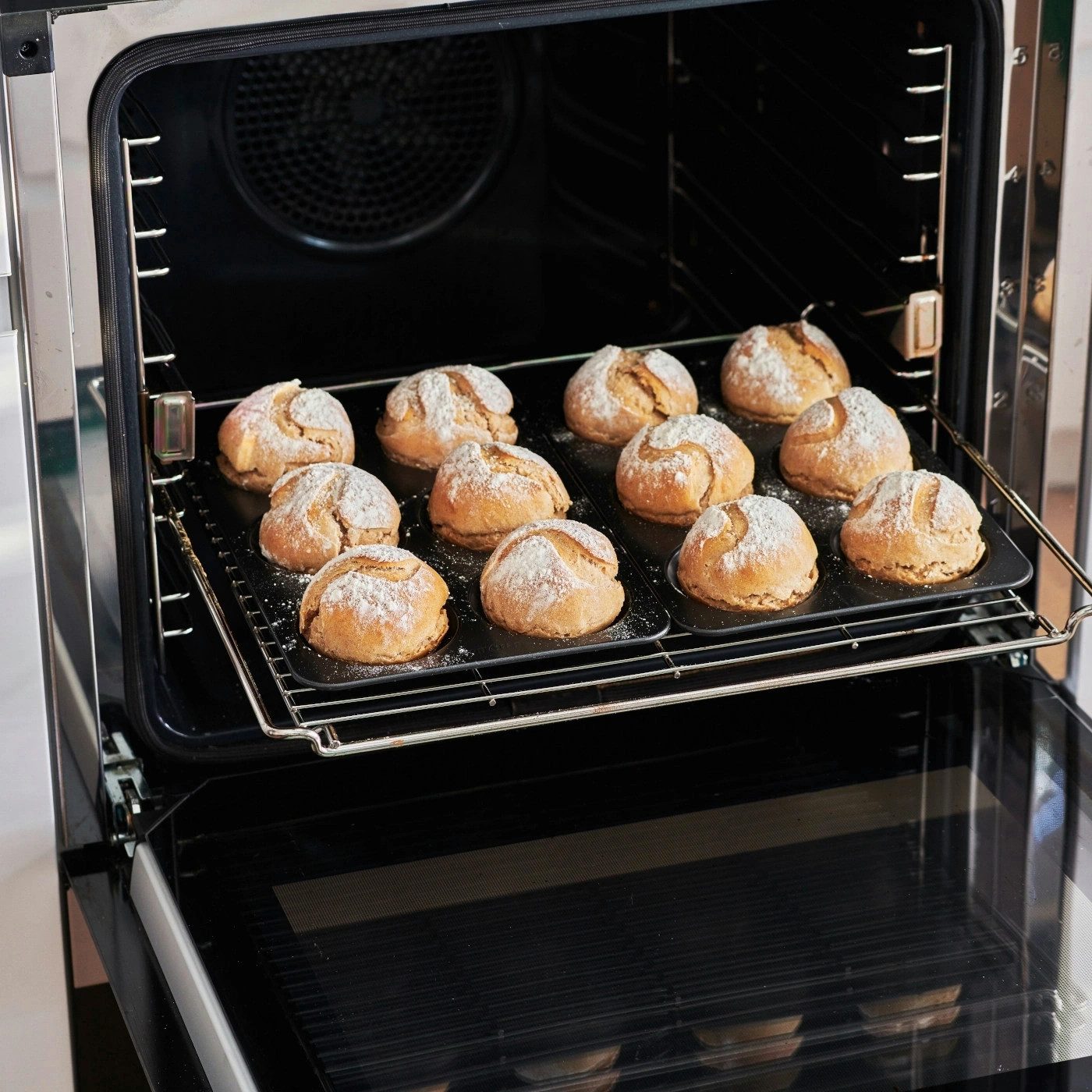 Betty Bossi Brotbackform Knusprige Brötchen Buch + Backform Set Backbuch Brötchen-Backblech, (Set), Backform für Perfekte Brötchen
