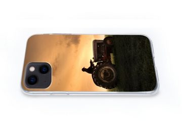 MuchoWow Handyhülle Traktor - Landwirt - Nebel, Handyhülle Apple iPhone 13, Smartphone-Bumper, Print, Handy