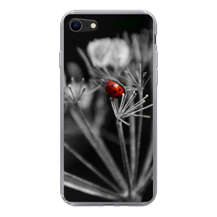 MuchoWow Handyhülle Schwarz-Weiß-Foto eines roten Marienkäfers auf einer Pflanze Handyhülle Apple iPhone 8 Smartphone-Bumper Print Handy Schutzhülle
