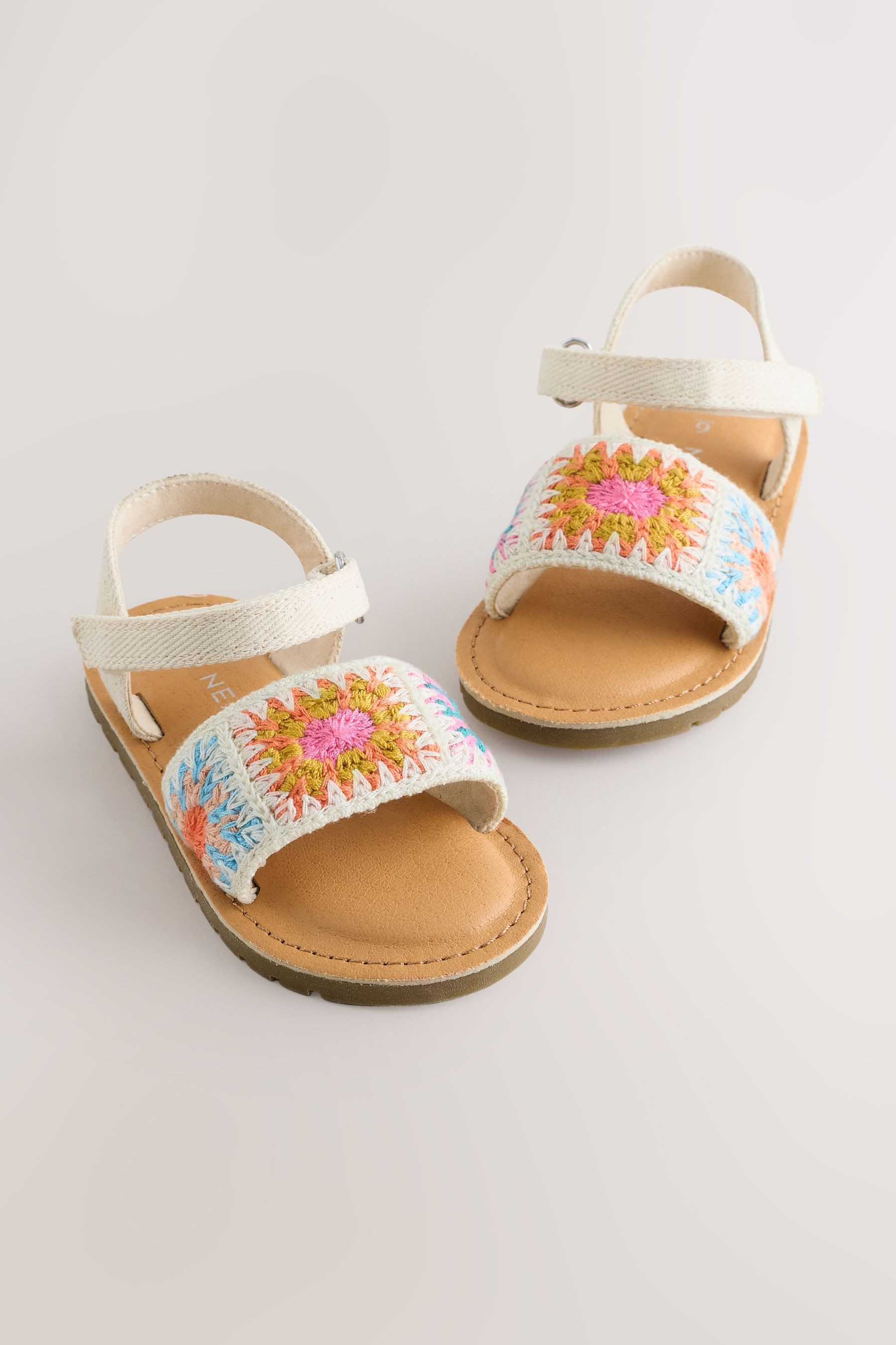 Next Gehäkelte Sandalen mit Klettverschluss Sandale (1-tlg)
