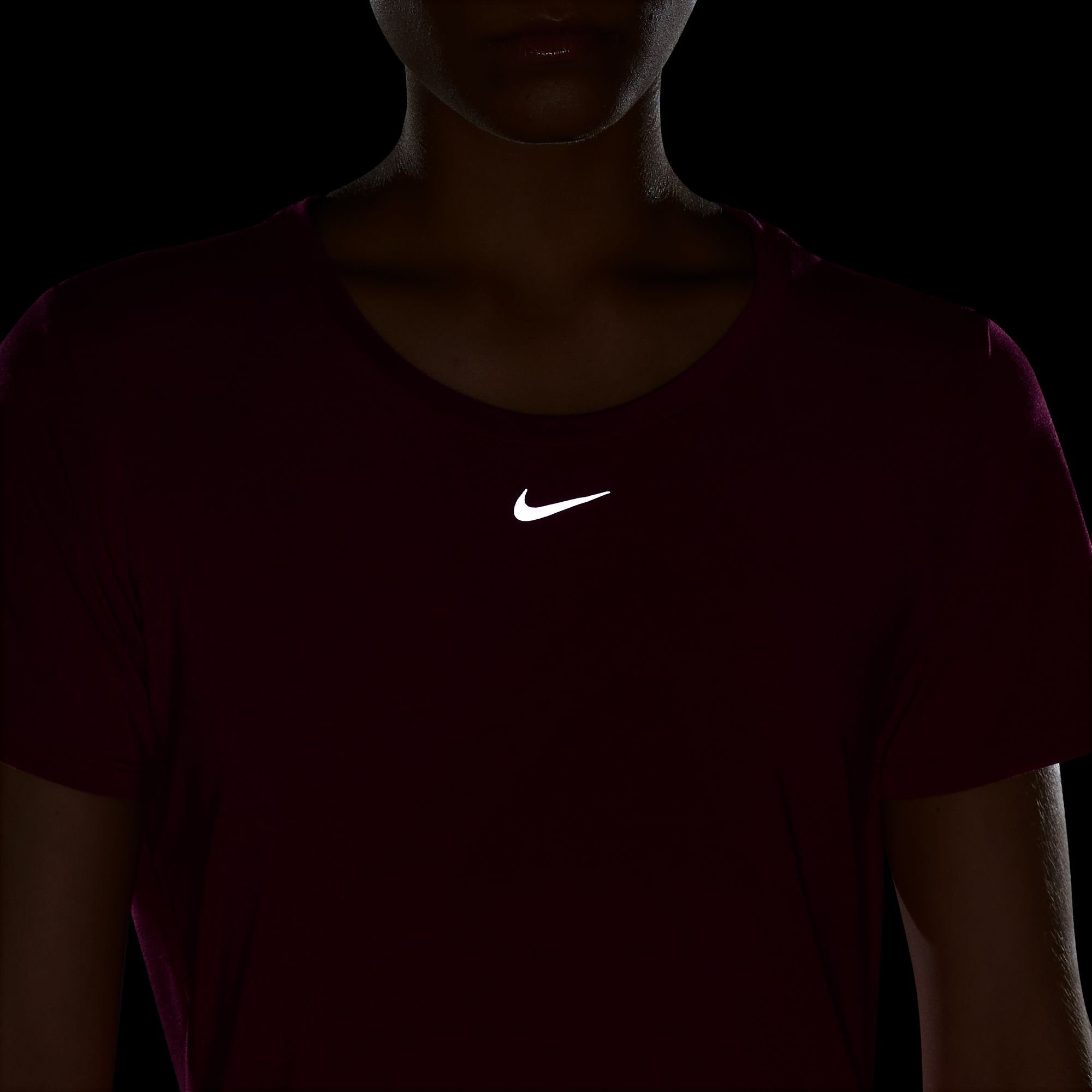 Nike Trainingsshirt TOP UV DRI-FIT FIT WOMEN'S RED/REFLECTIVE SILV NOBLE STANDARD SHORT-SLEEVE LUXE ONE