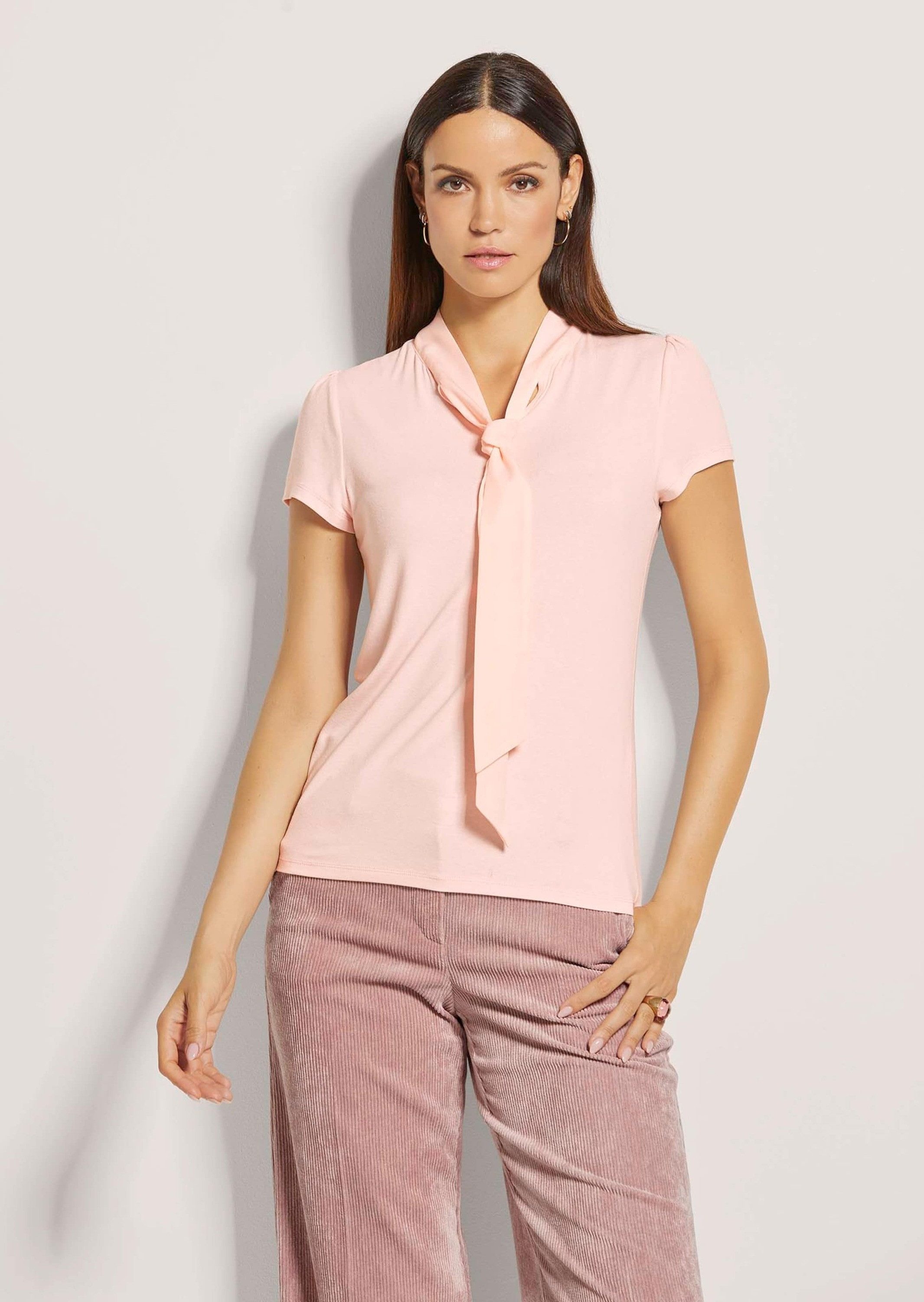 MADELEINE Kurzarmshirt Kurzarmoberteil mit Schluppe Schickes Blusenshirt mit V-Ausschnitt und Glanzbändern