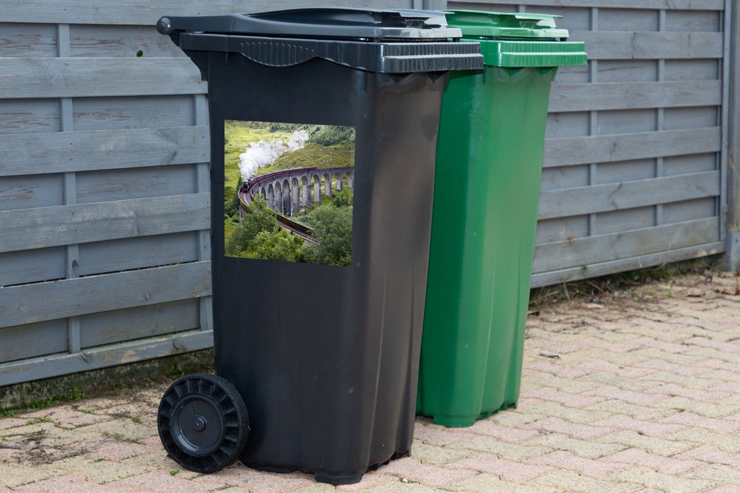 der Mülltonne, (1 Abfalbehälter Dampfzug grünen inmitten MuchoWow Sticker, Wandsticker Mülleimer-aufkleber, St), Container, Schottlands Landschaft