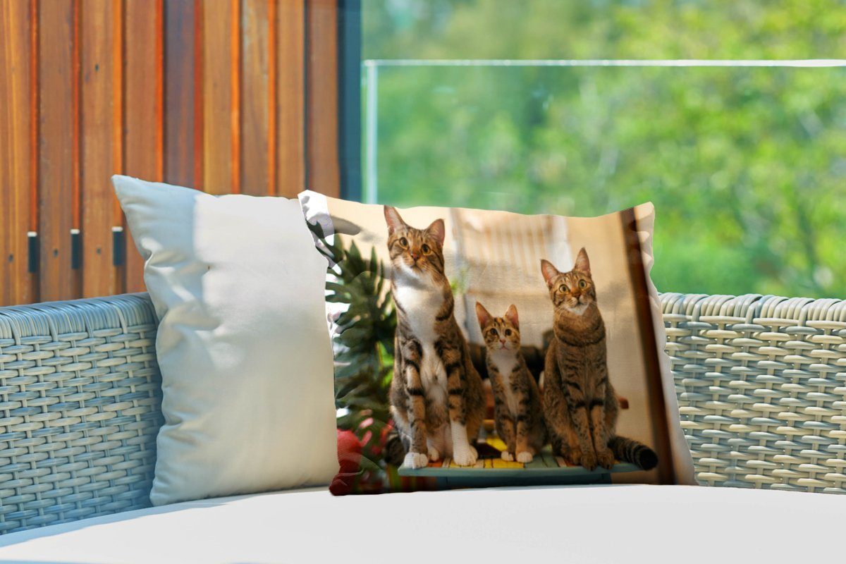 MuchoWow Dekokissen Drei Katzen Tisch, Dekokissenbezug, auf kleinem Polyester, Outdoor-Dekorationskissen, Kissenhülle