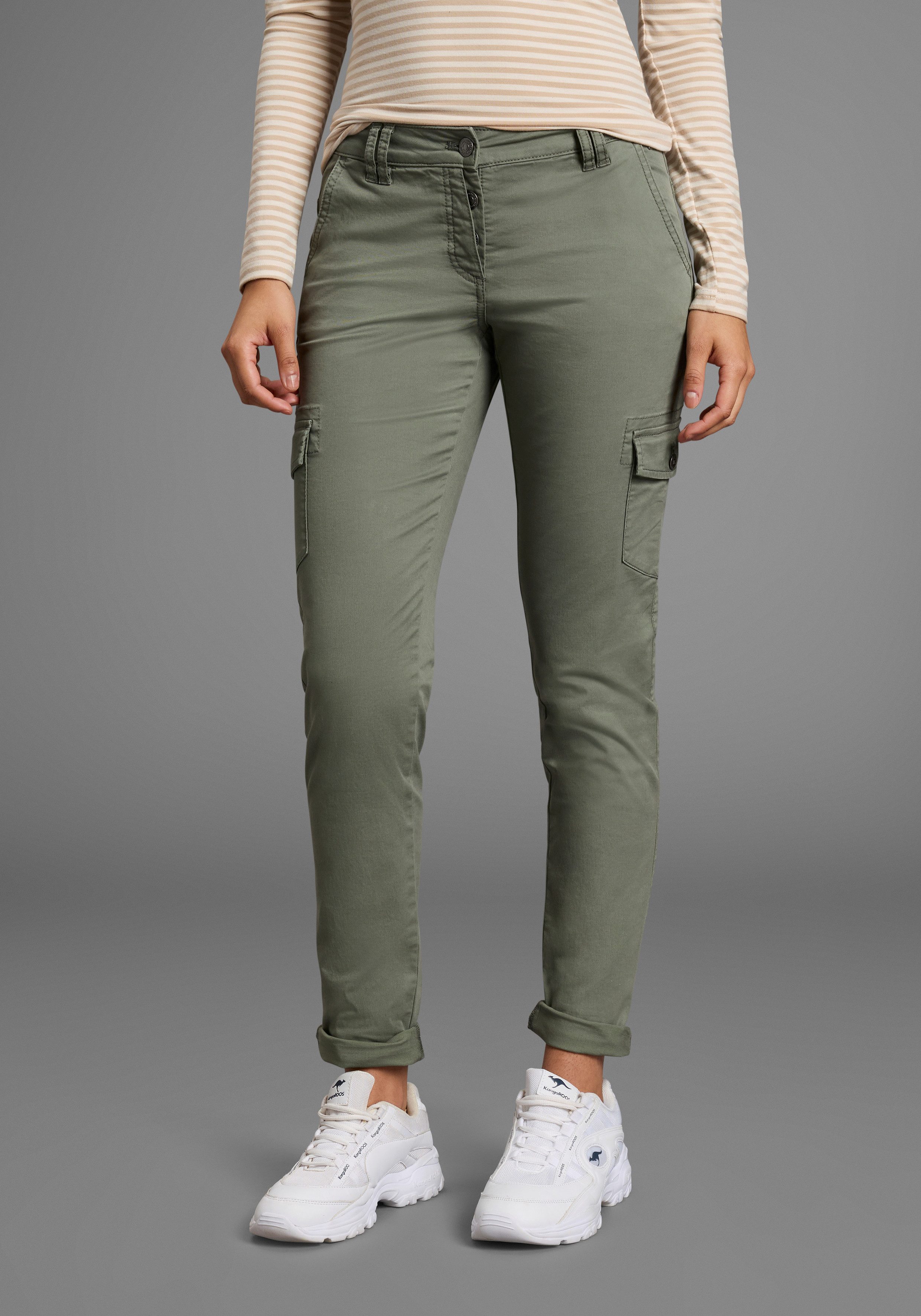 KangaROOS Cargohose im mit aufgesetzten Taschen seitlich